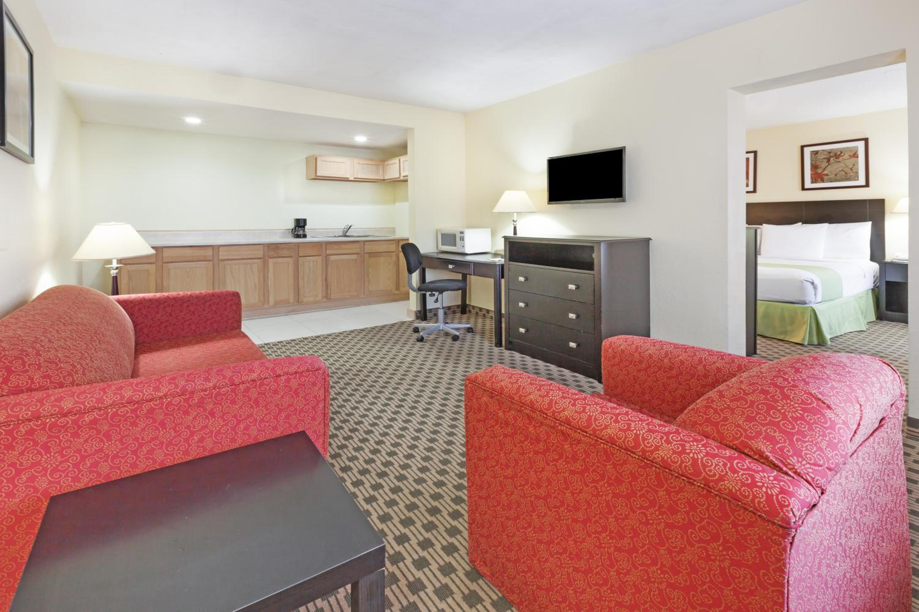 One-Bedroom Business King Suite - Non-Smoking