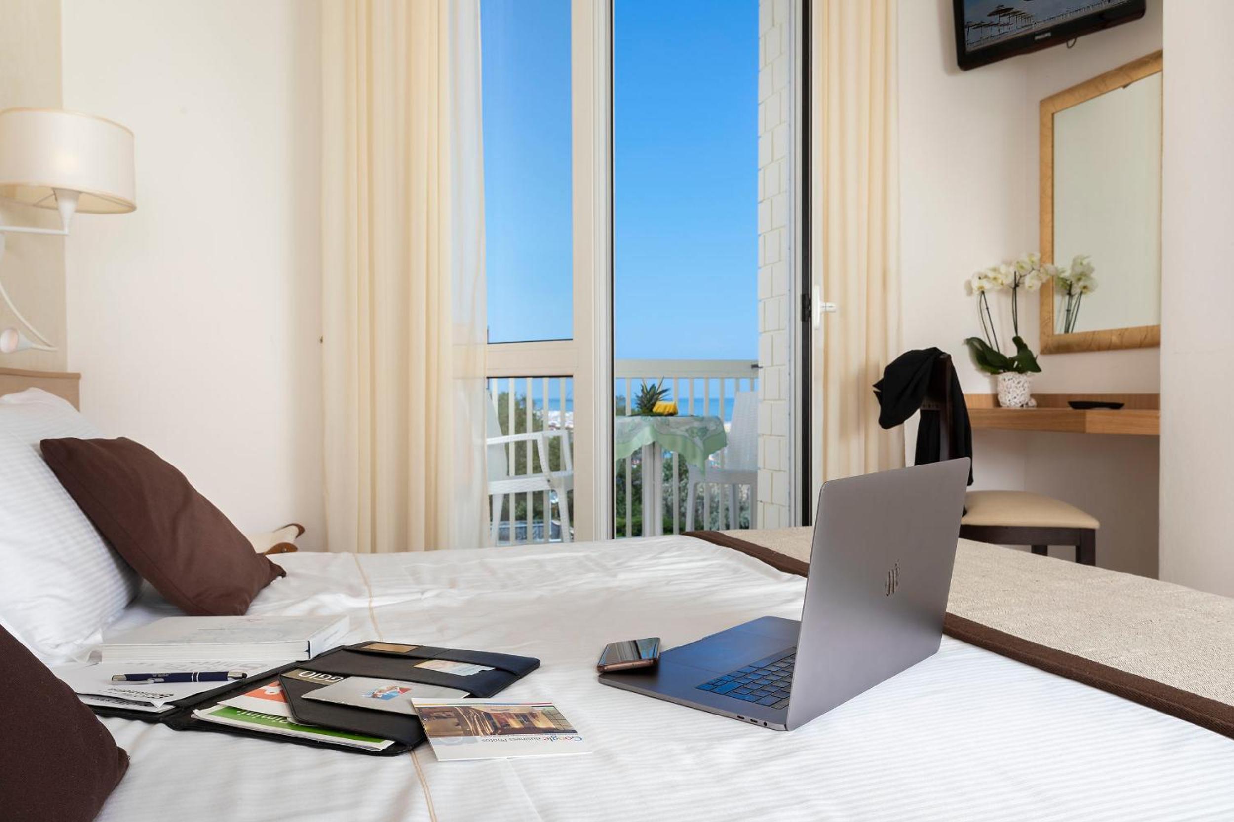 Classic Triple Room with Lateral Sea View