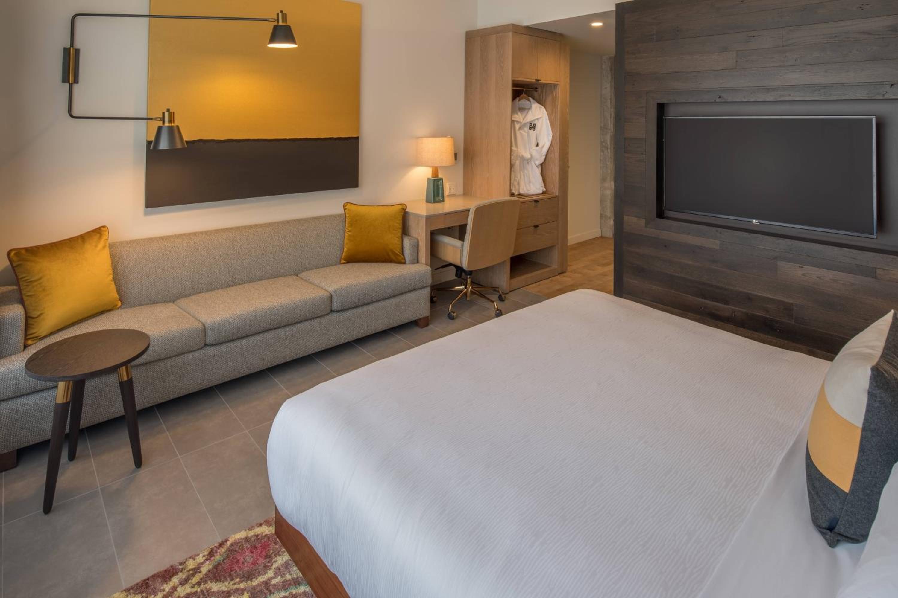 Deluxe King Room with City View