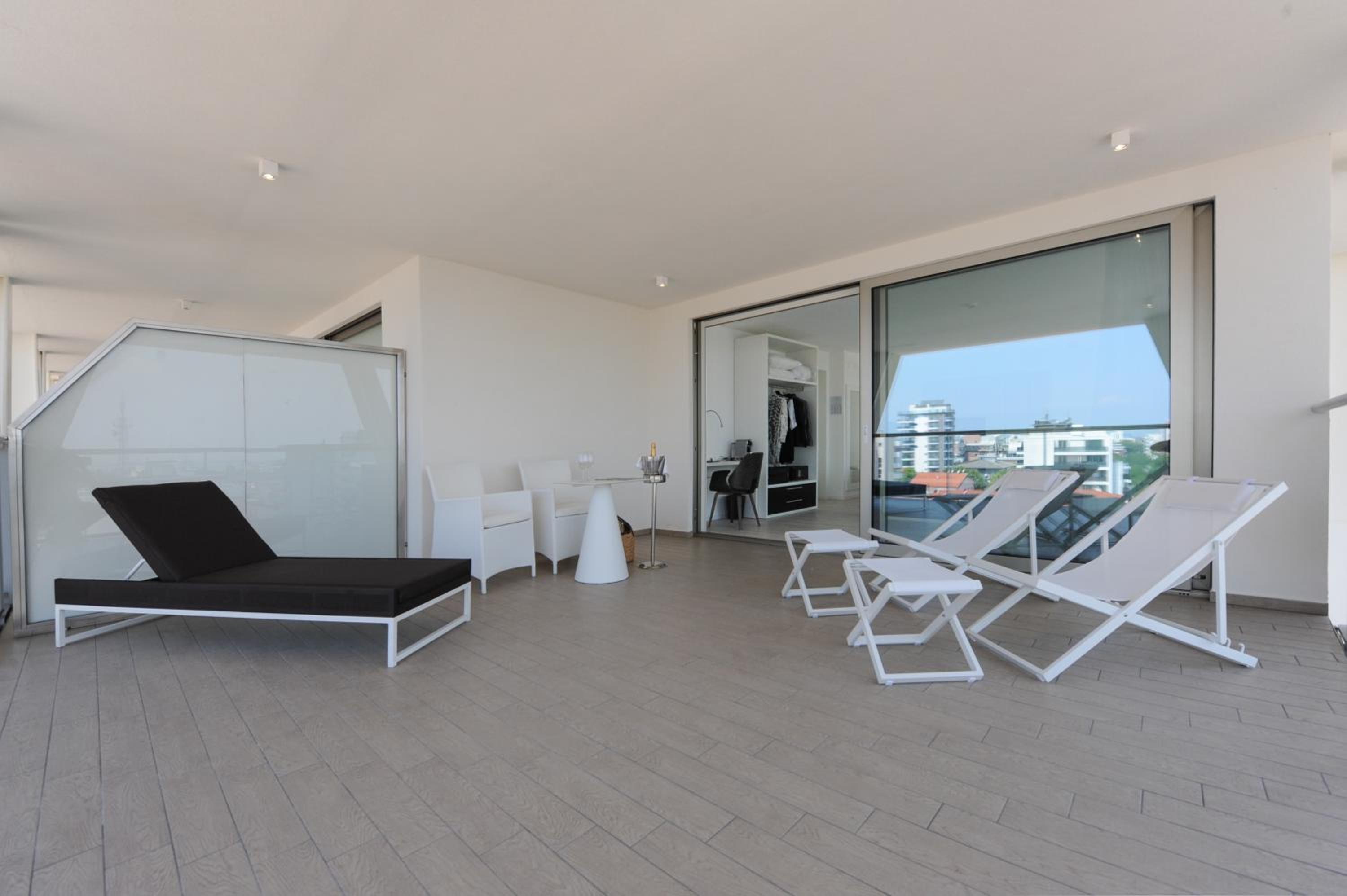 Deluxe Suite with Beach Access