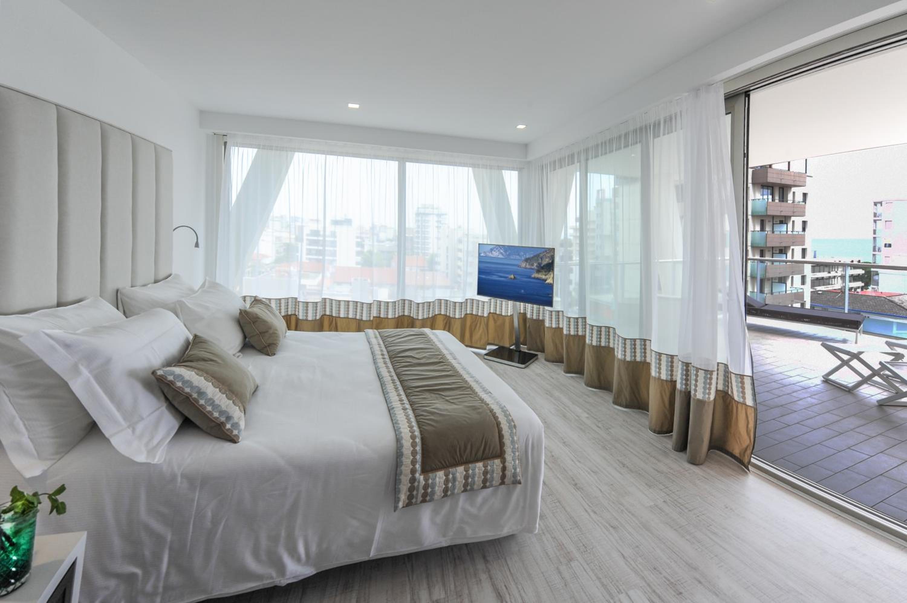 Deluxe Suite with Beach Access