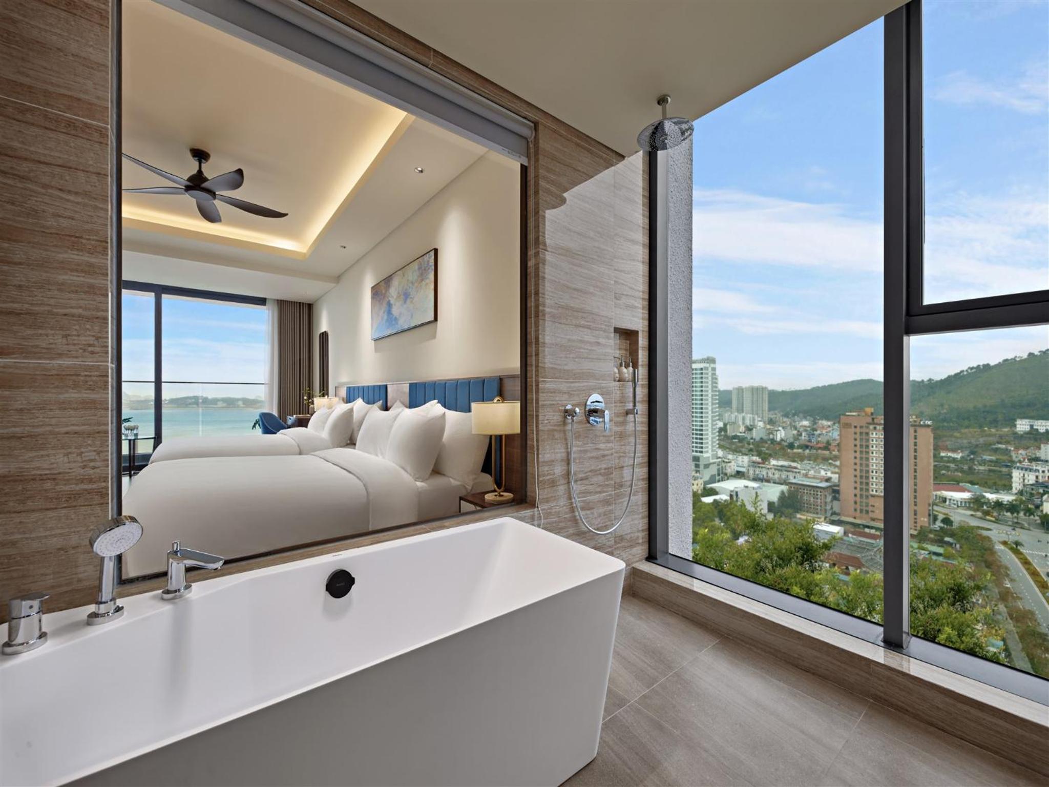 Deluxe Twin Room with City View & Bathtub