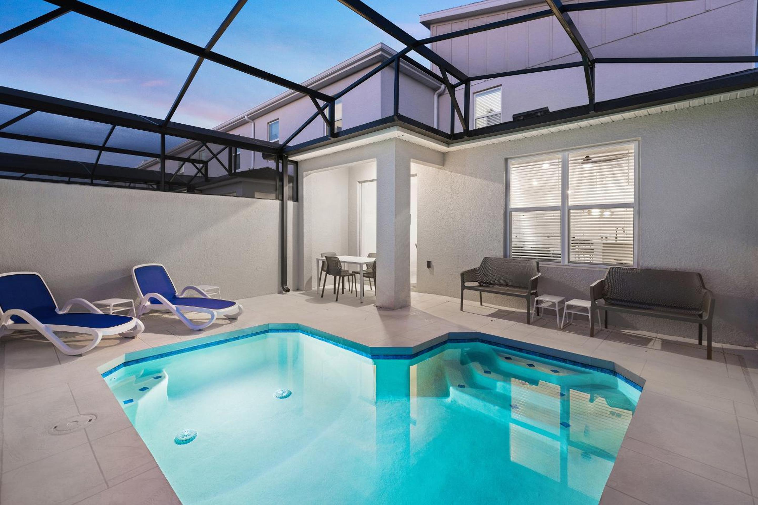 5 Bedroom Townhome with Kitchen, Living Lounge with Private Pool