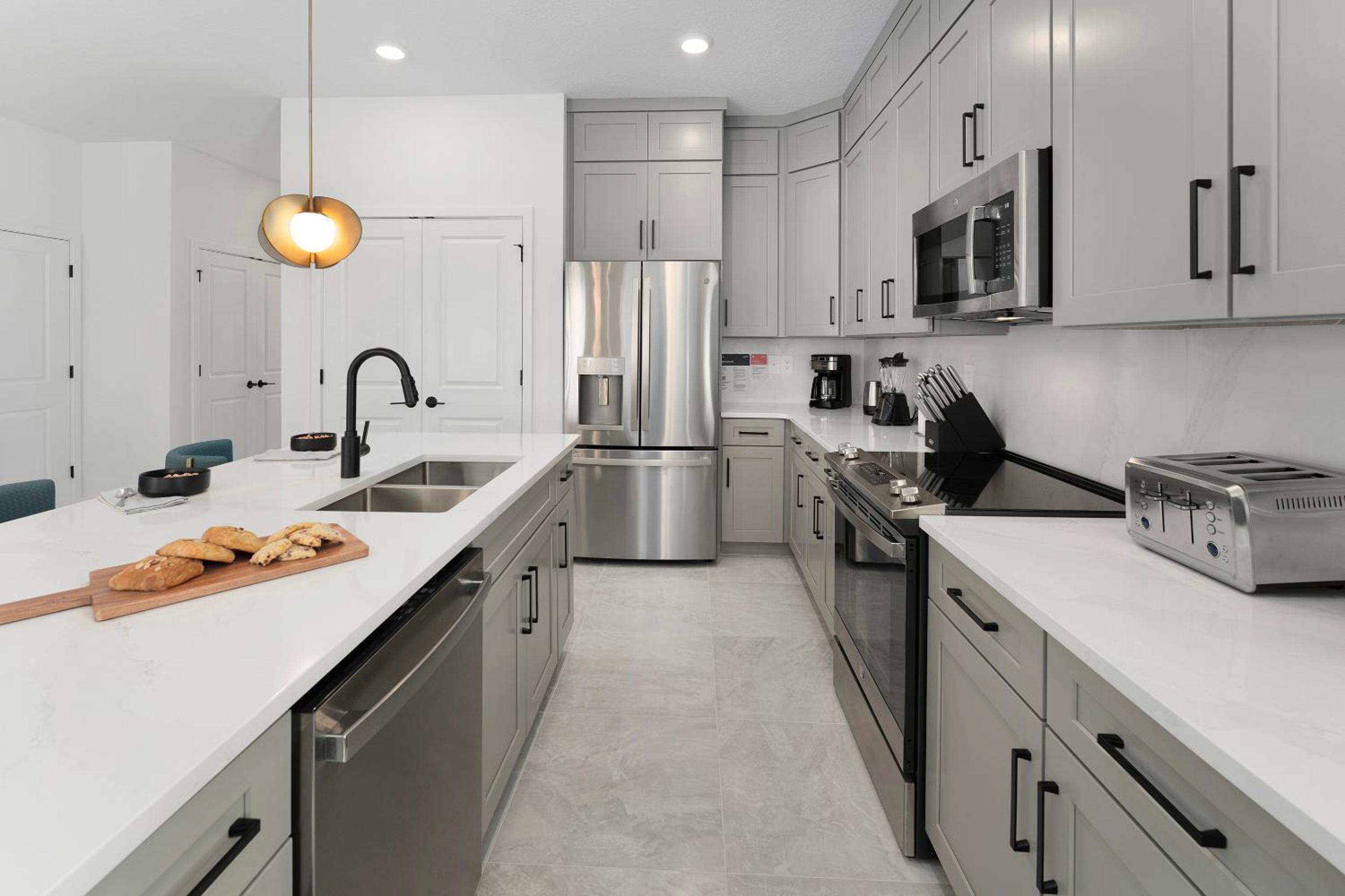 5 Bedroom Townhome with Kitchen, Living Lounge with Private Pool