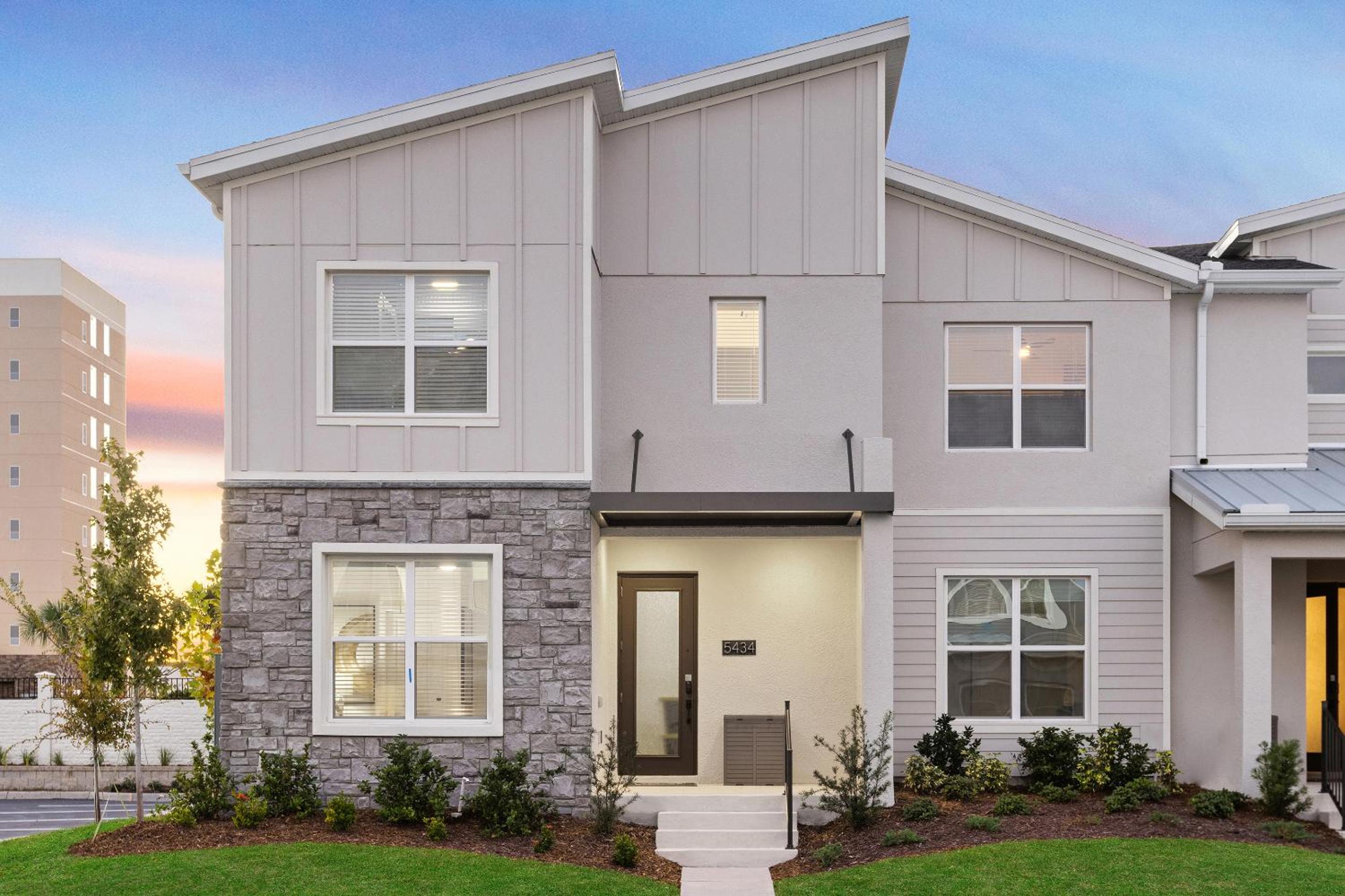 5 Bedroom Townhome with Kitchen, Living Lounge with Private Pool