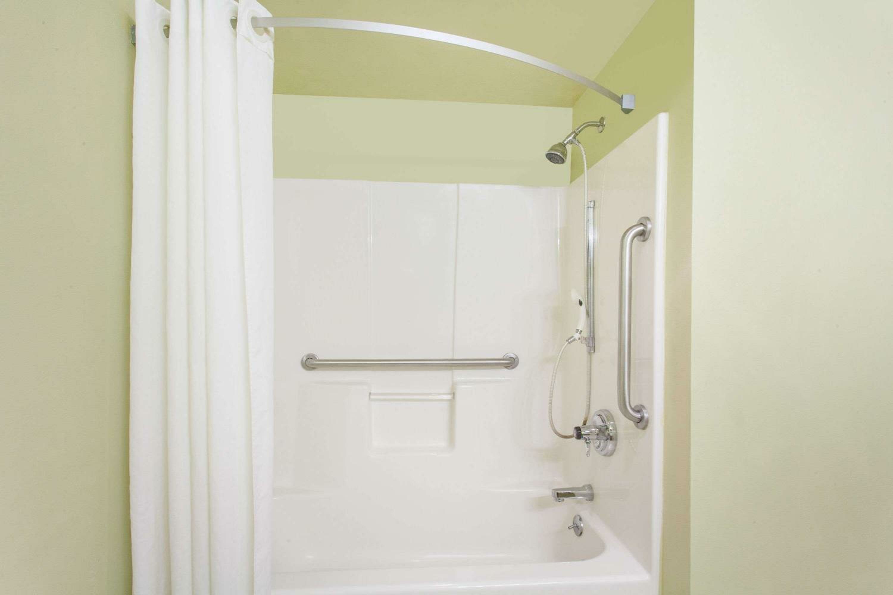 Queen Room with Bath Tub - Mobility Accessible/Non-Smoking