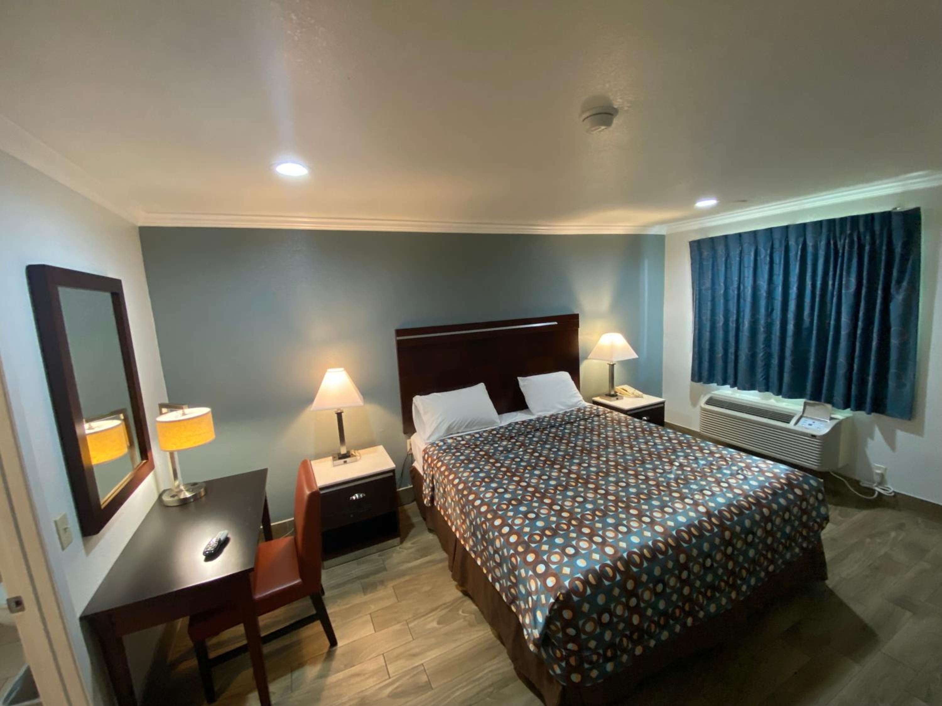 King Room (Non-Smoking)