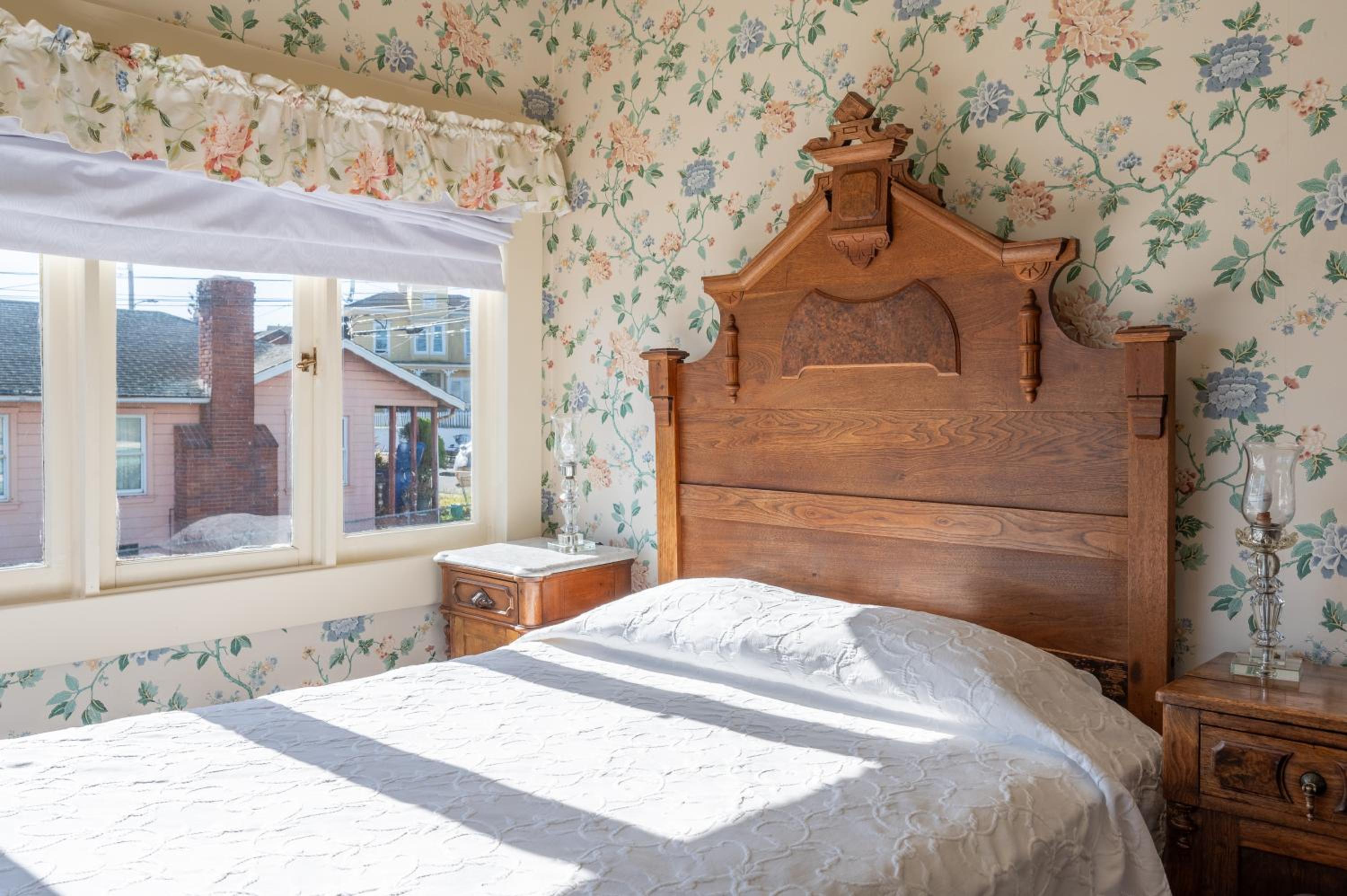 Standard Queen Room with Partial Ocean View