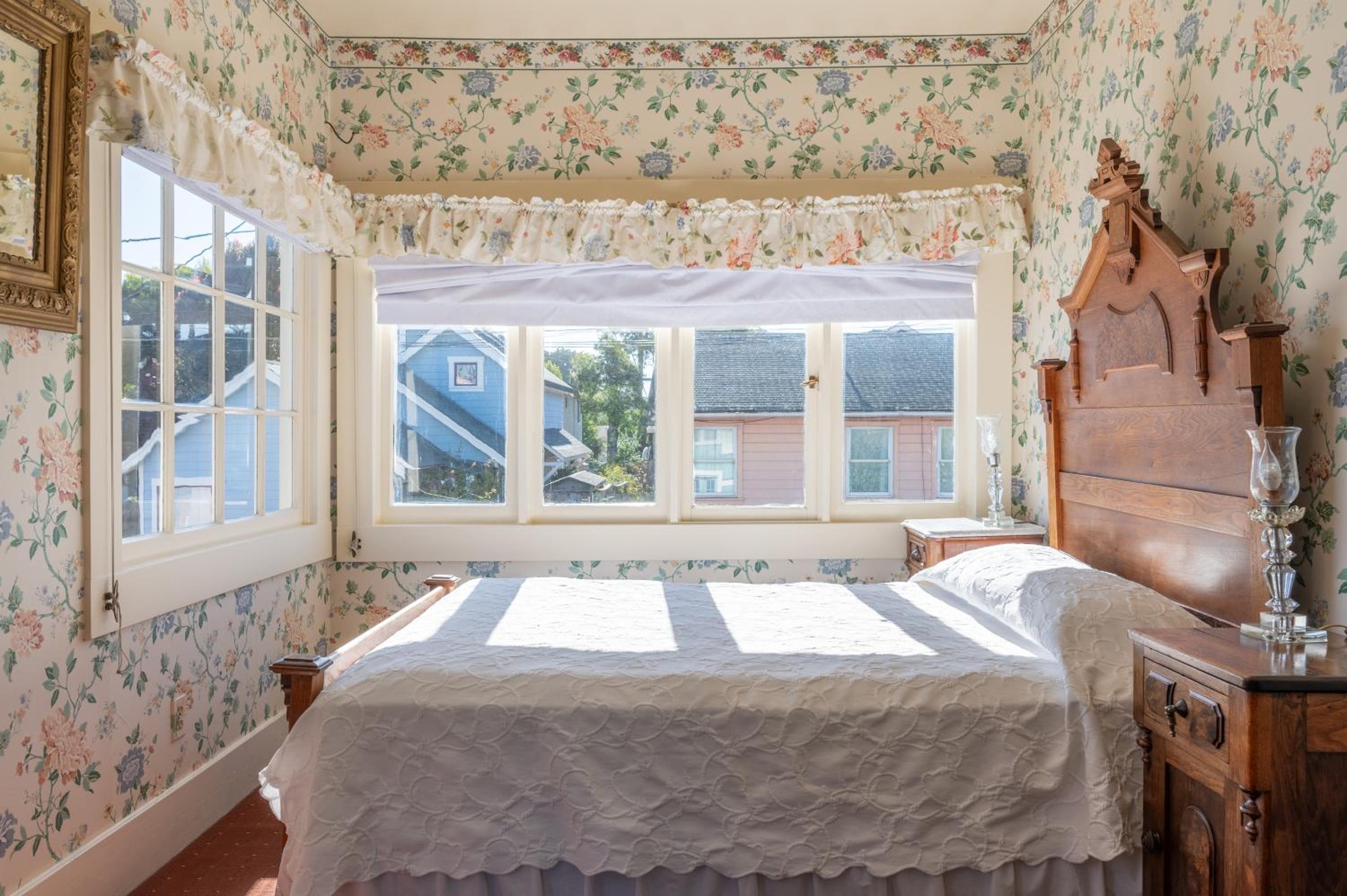 Standard Queen Room with Partial Ocean View