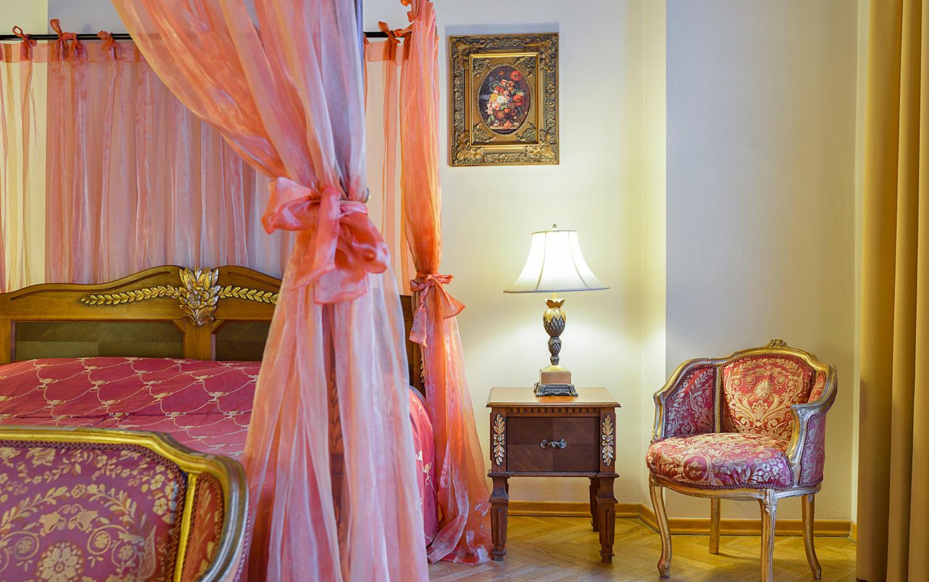 Queen Deluxe Room with Street View