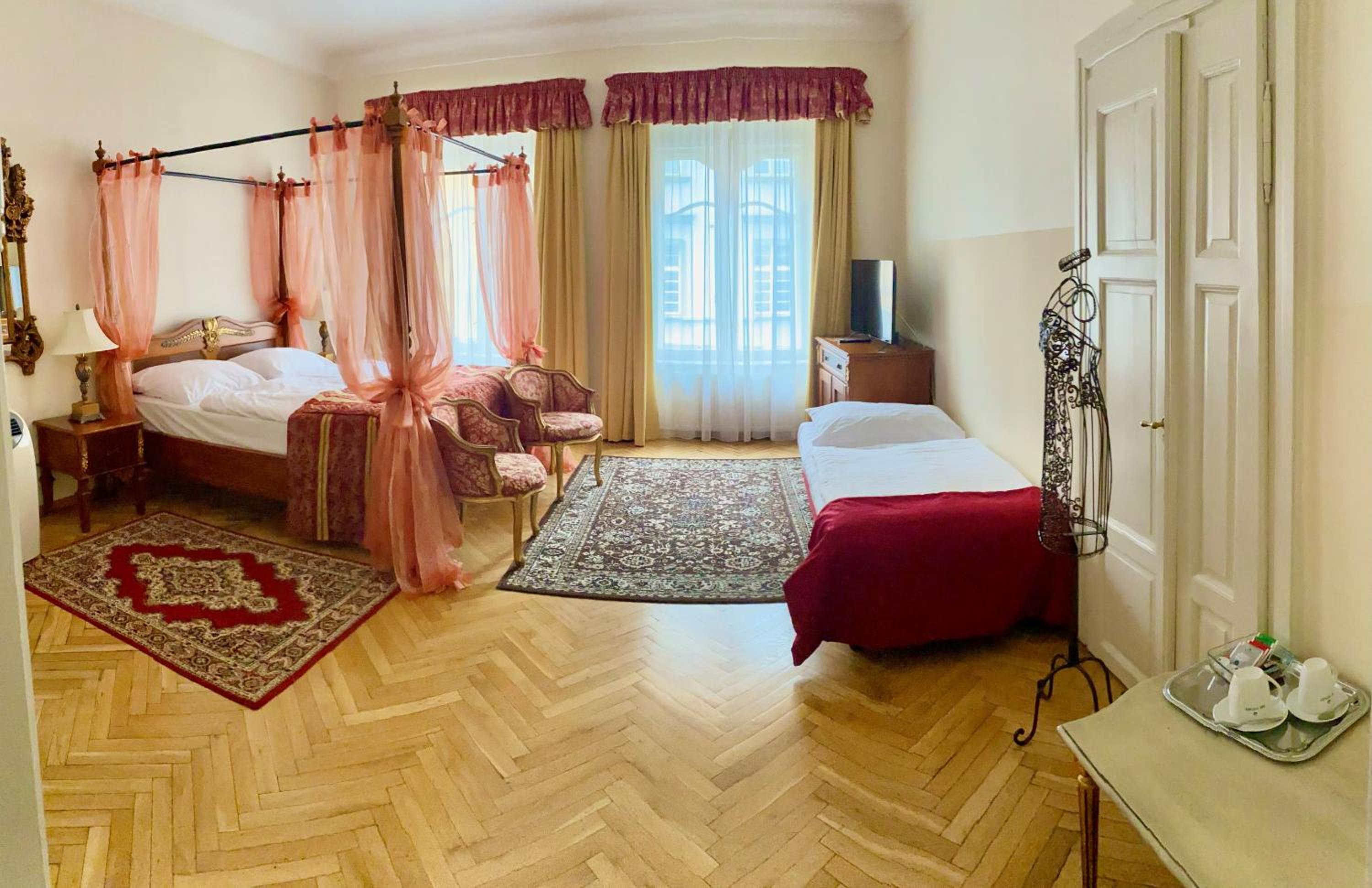 Queen Deluxe Room with Street View