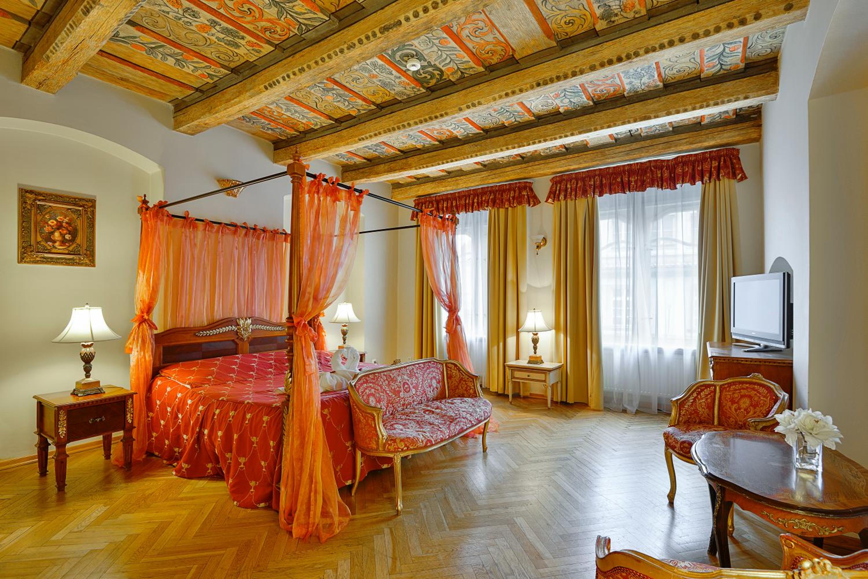 Queen Deluxe Room with Street View