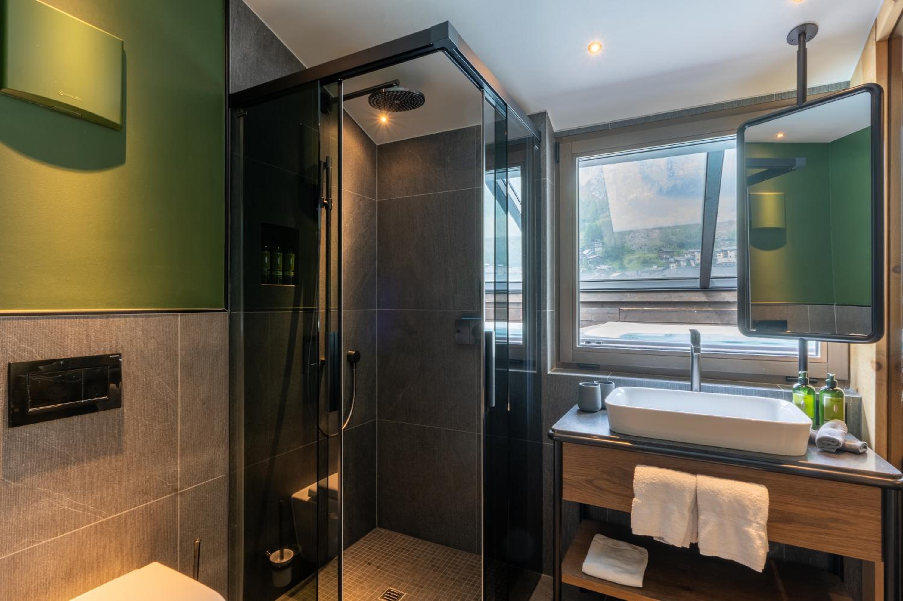 Deluxe Suite with Jacuzzi and Matterhorn View