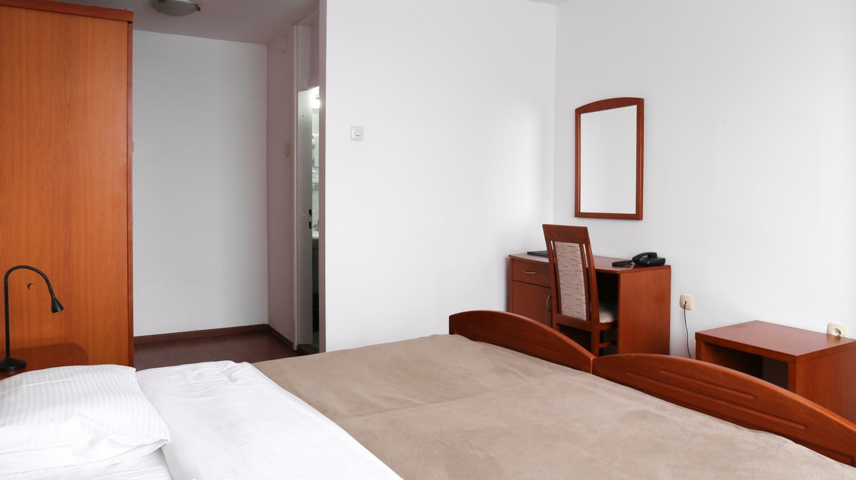 One-Bedroom Apartment with Free Parking