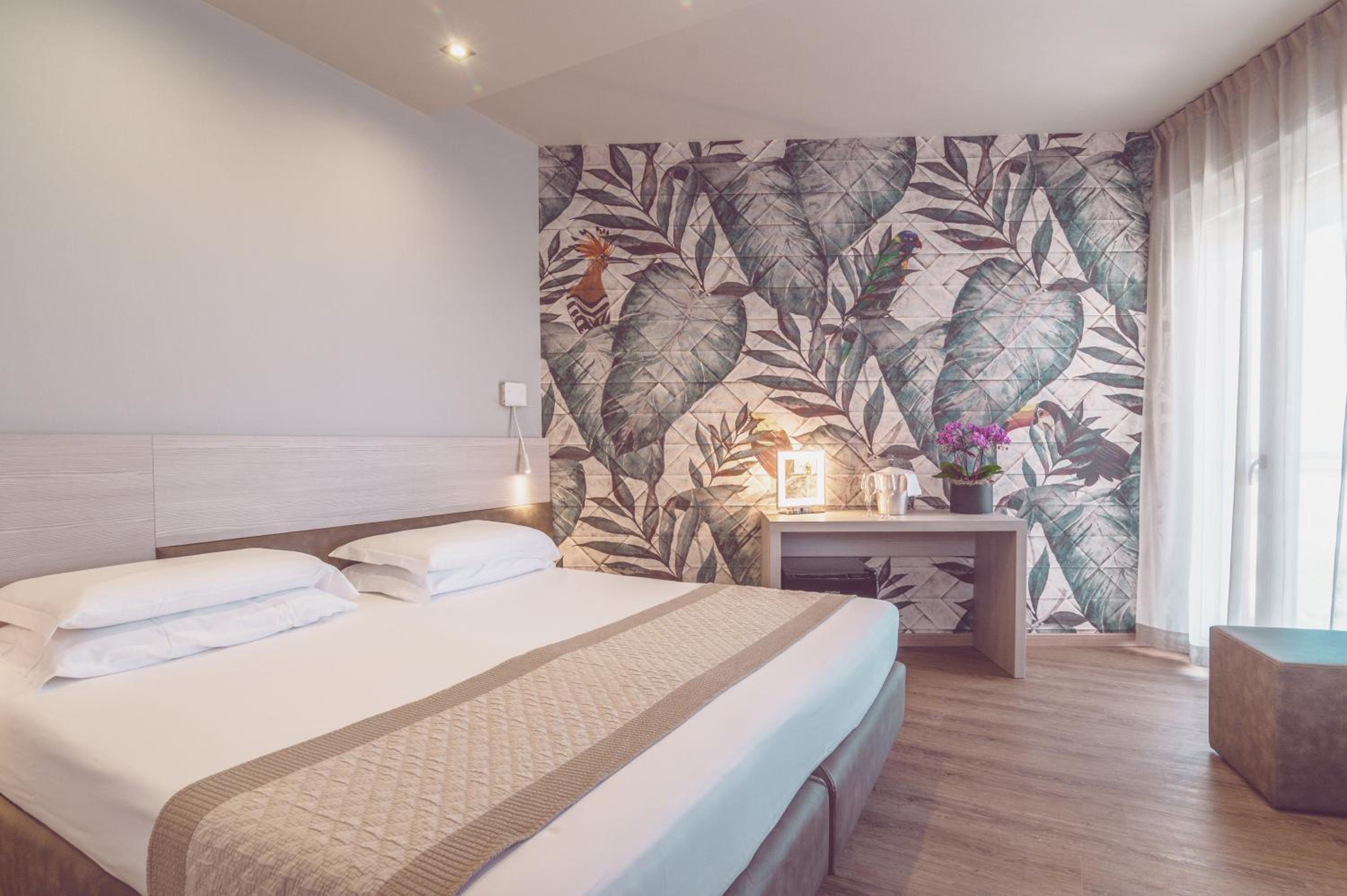 Deluxe Double Room with Lateral Sea View