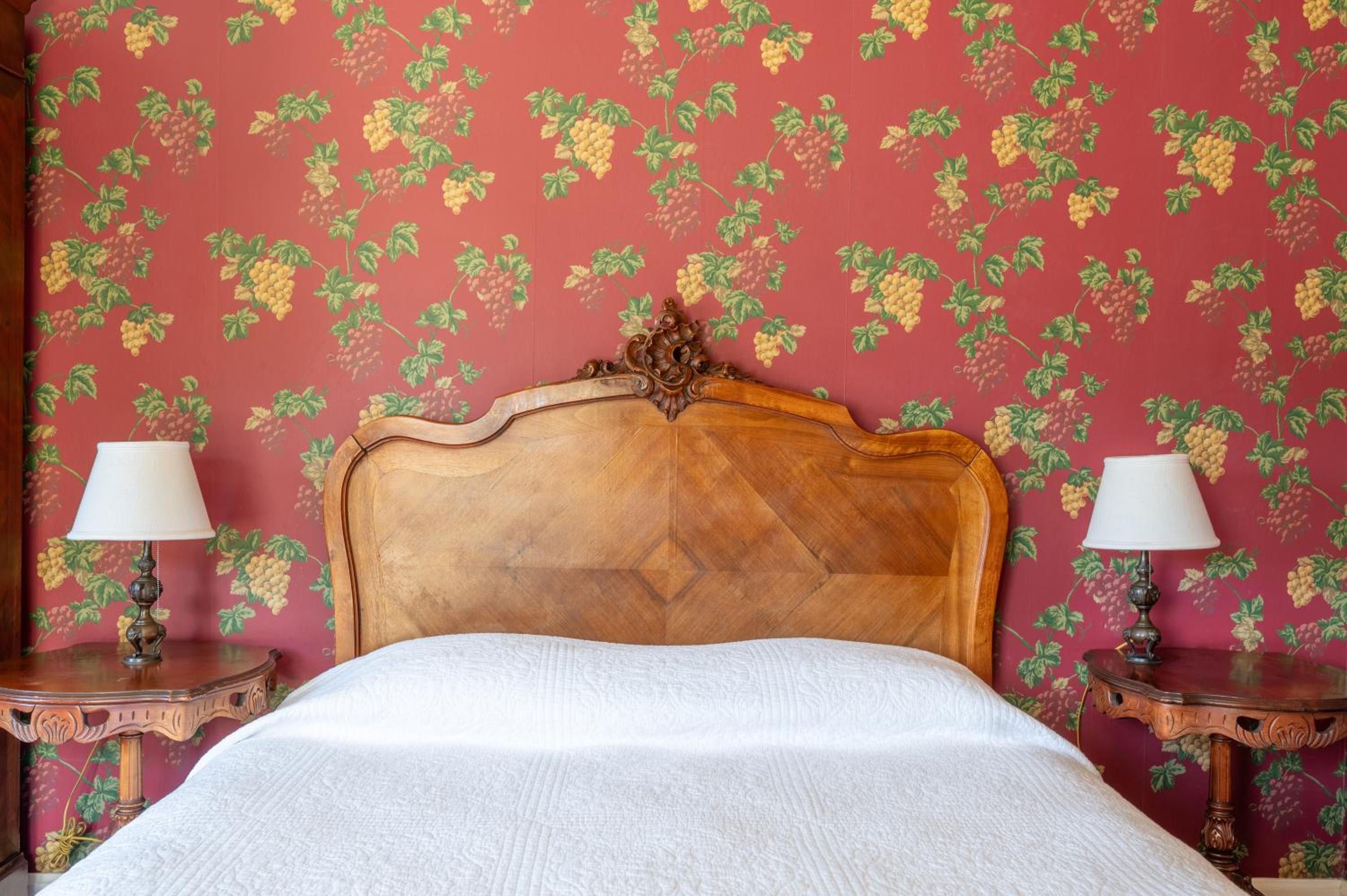 Queen Room with Fountain View 