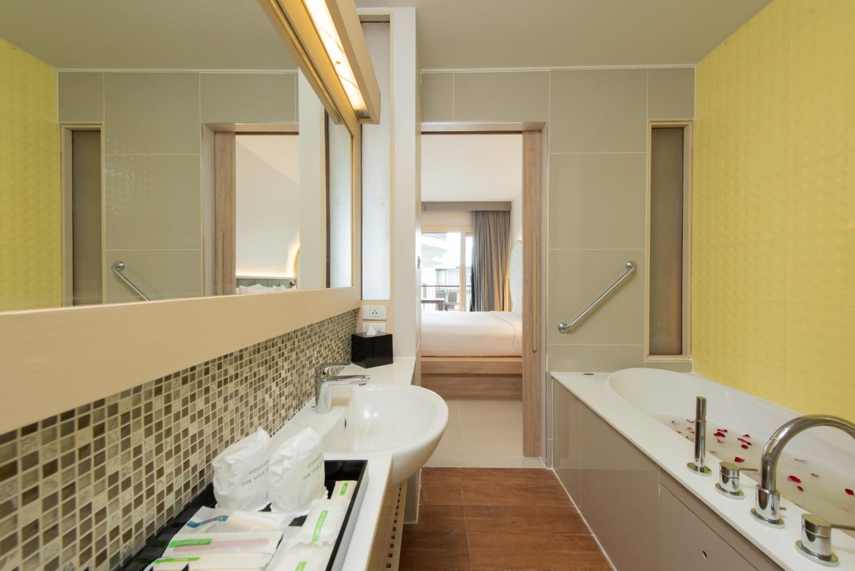 Deluxe Pool Access Room
