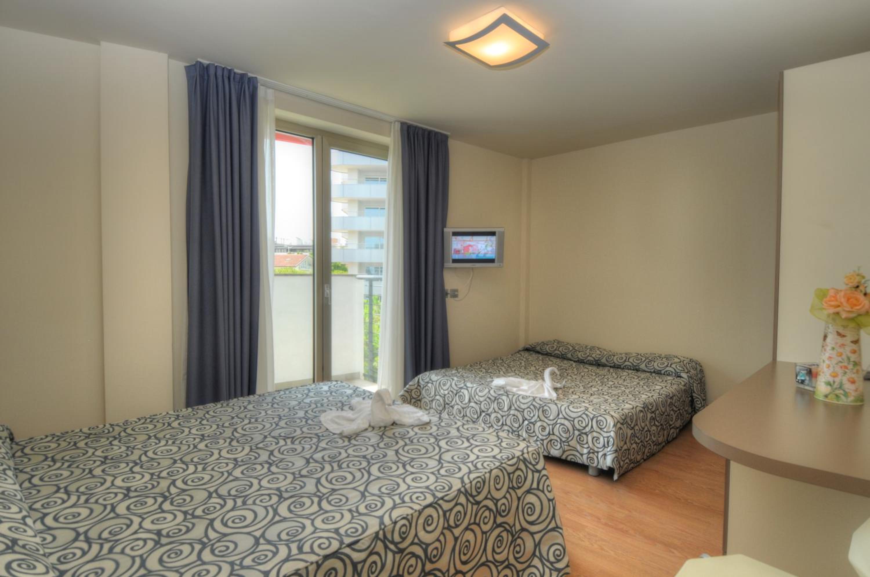 Family Room (2 Adults + 2 Children)