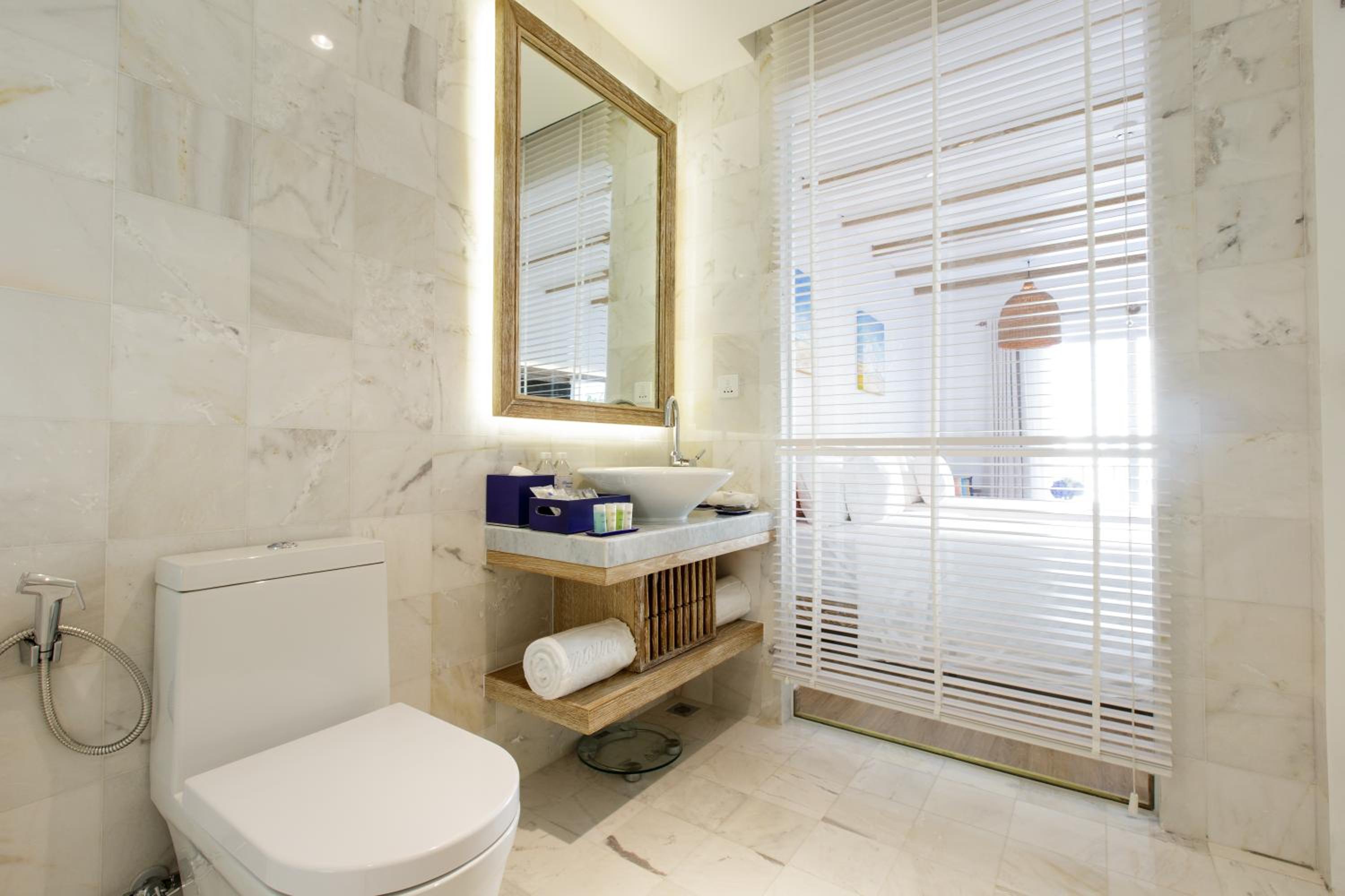 Elite Deluxe King Room with Balcony - Pool/City View