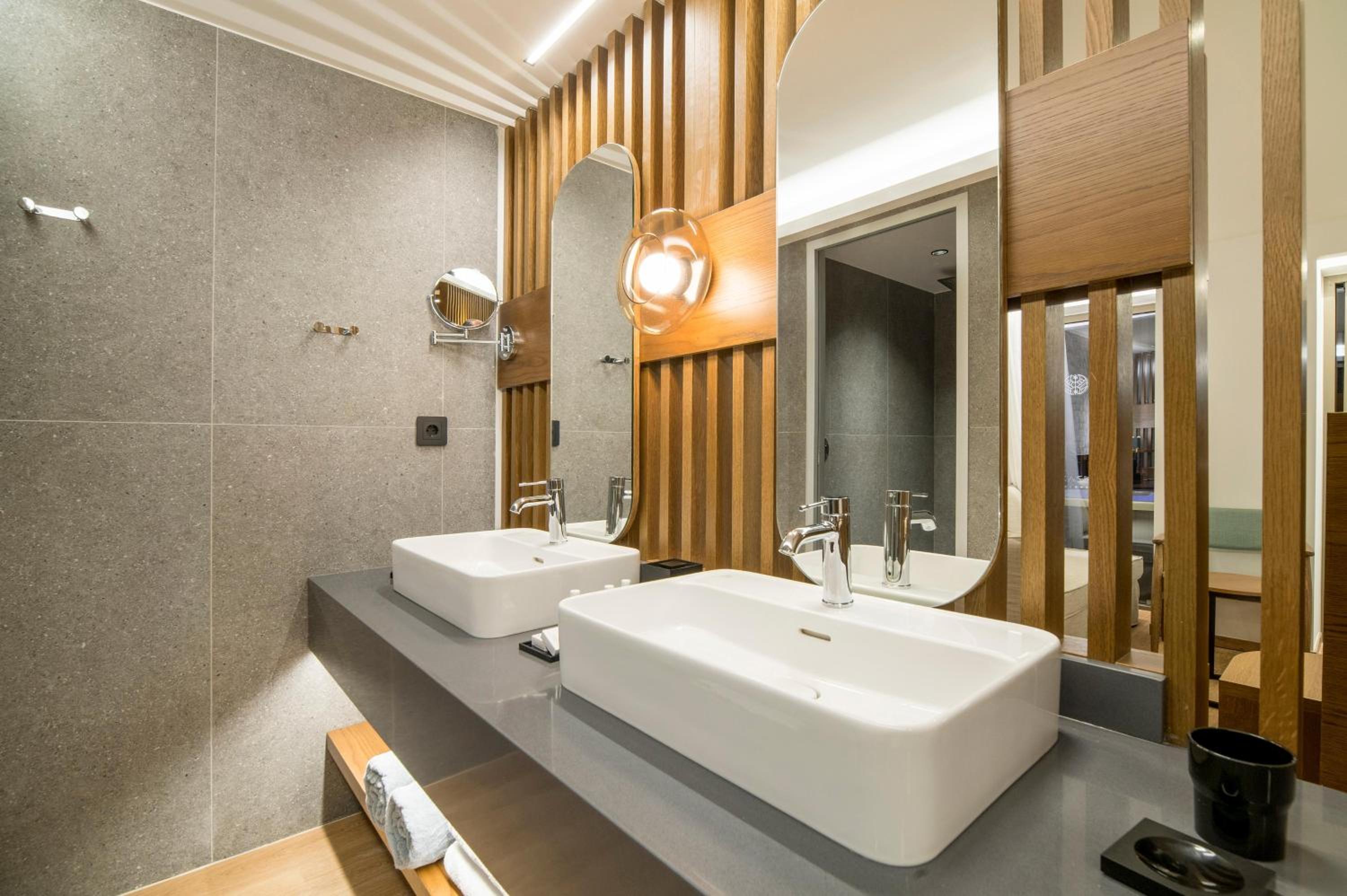 Dazzling Junior Suite Outdoor Hot Tub