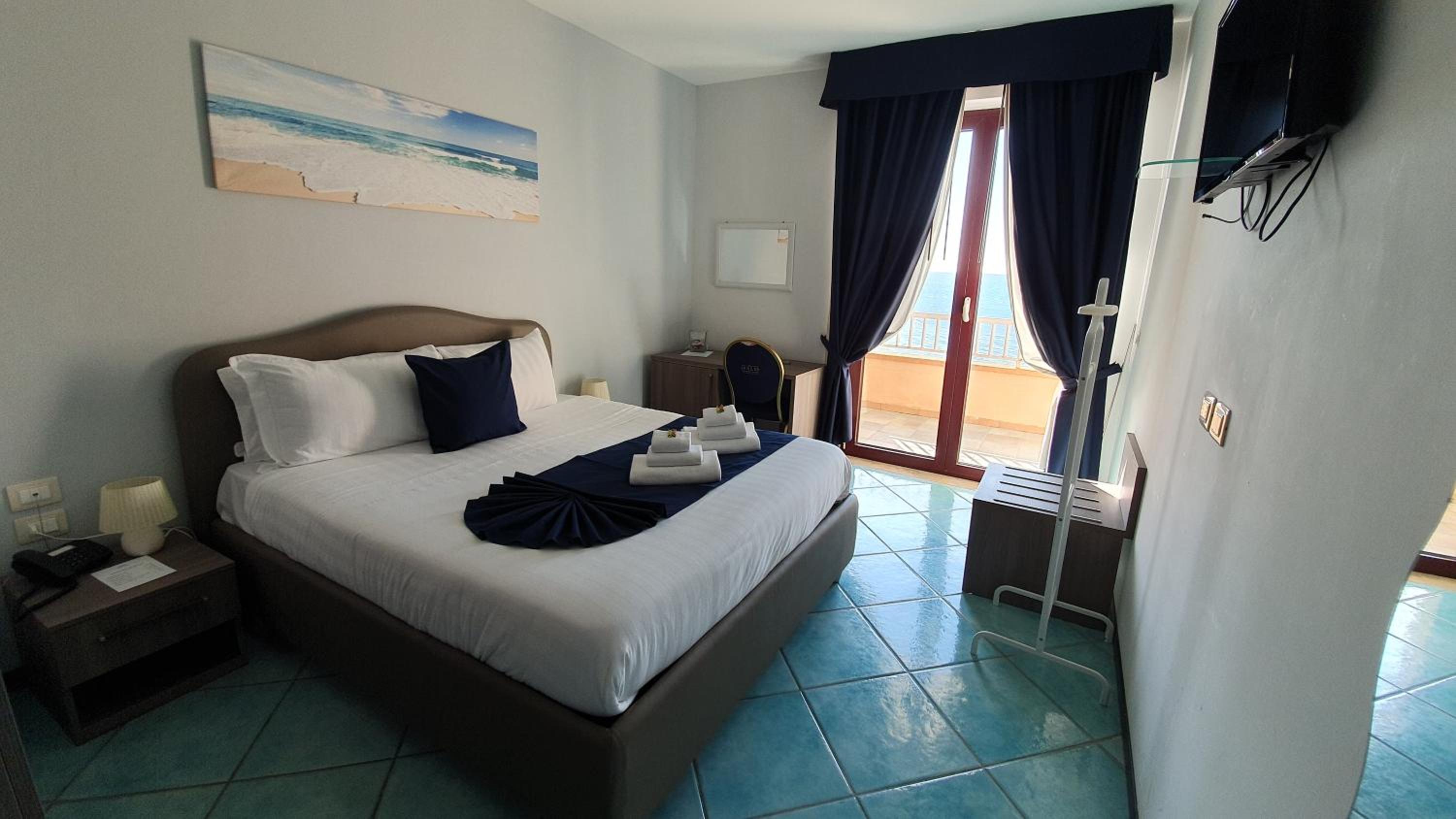 Double or Twin Room with Sea View