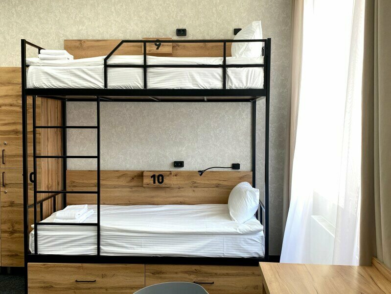 Кровать в общем номере для мужчин и женщин с 10 кроватями