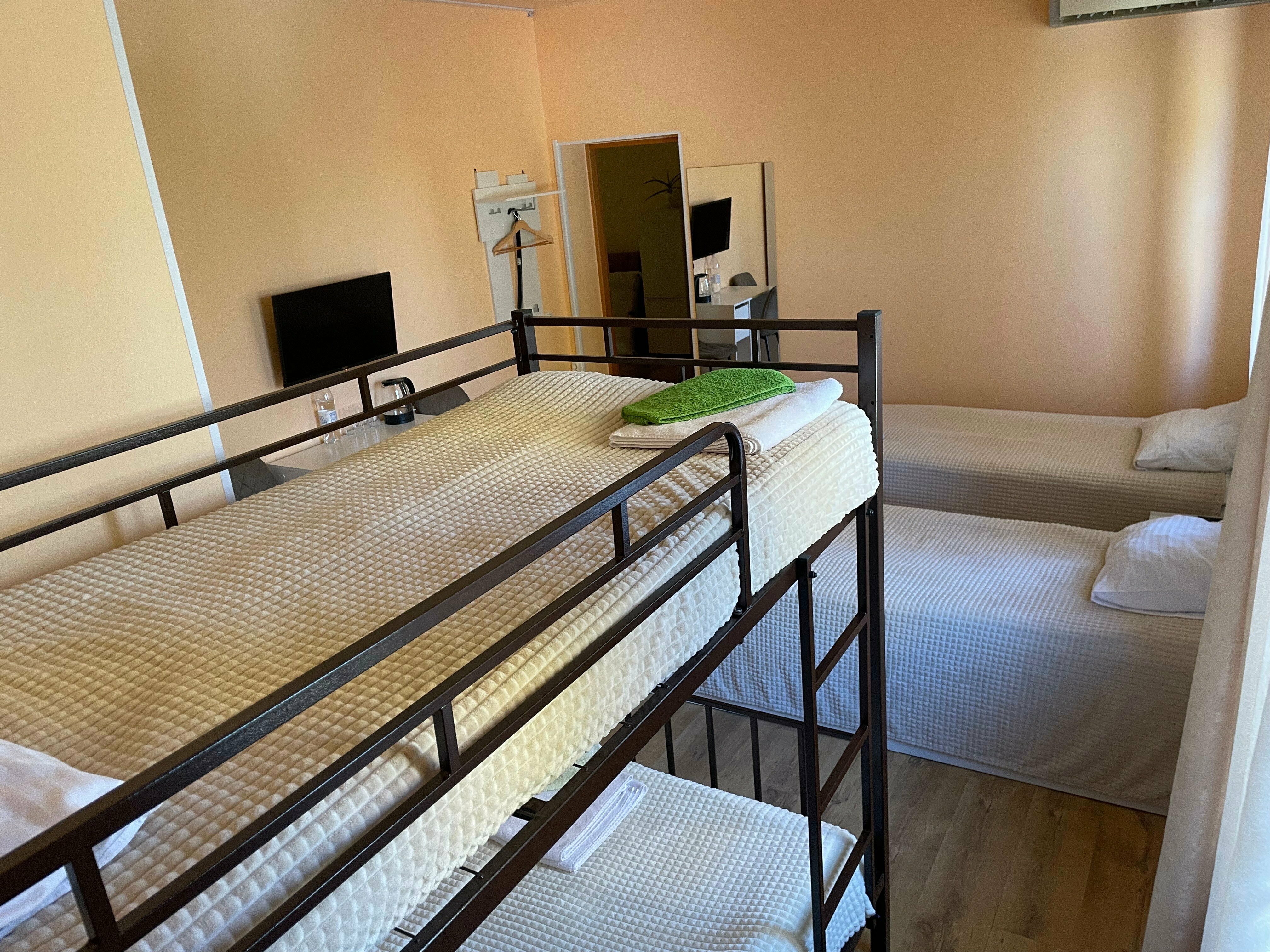 Четырёхместный с 4 отдельными кроватями №22