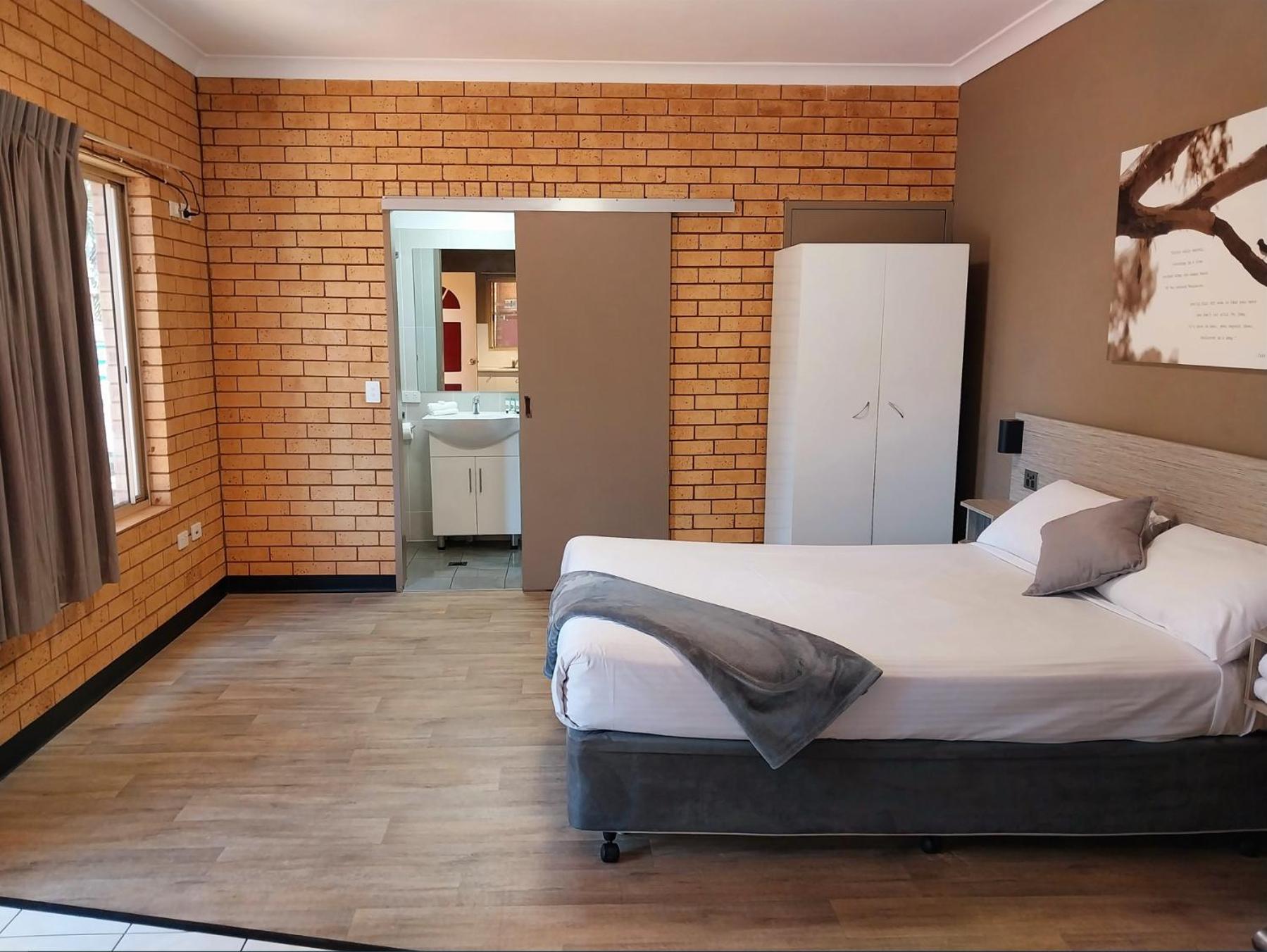 Queen Room - Pet Friendly