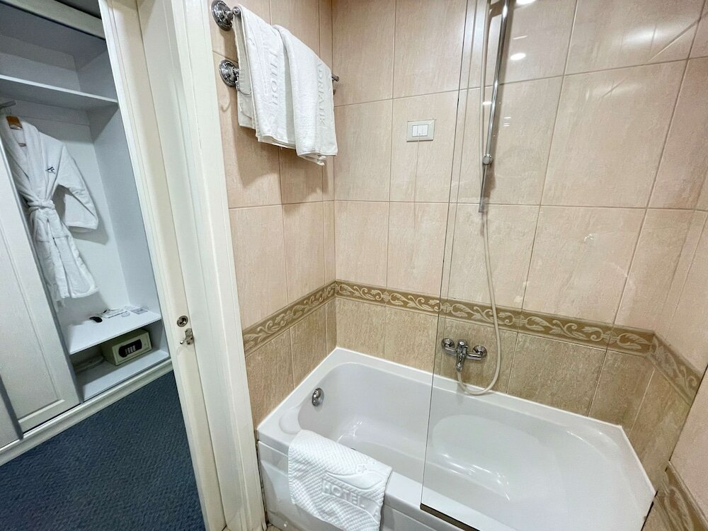 Comfort Room, 2 Twin Beds, Balcony, Partial Sea View