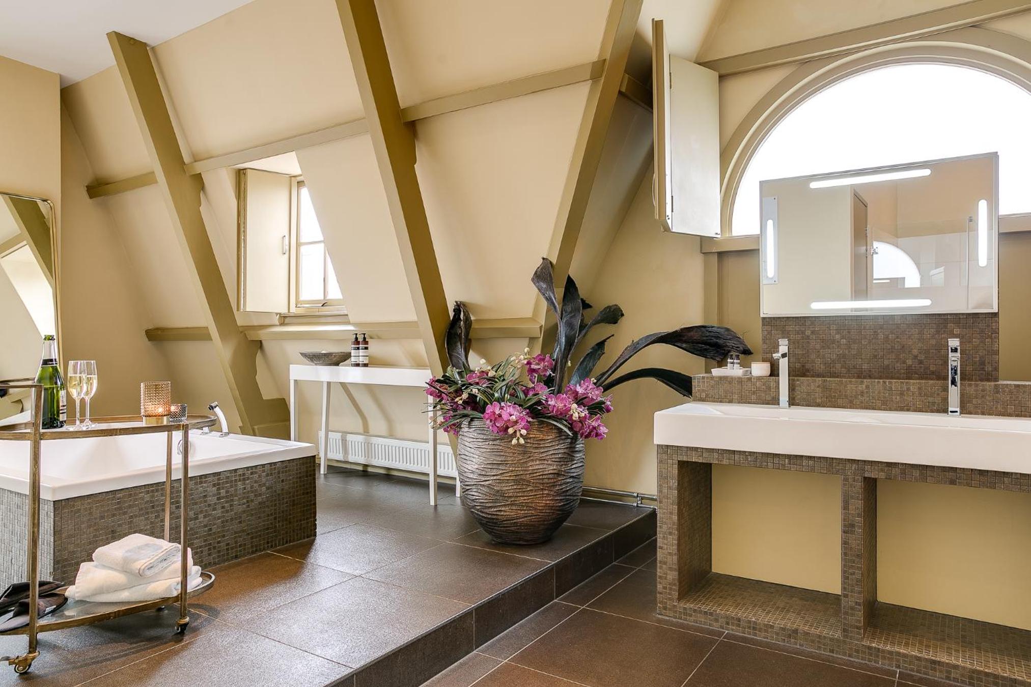 Executive Suite Diamonds of the Sea