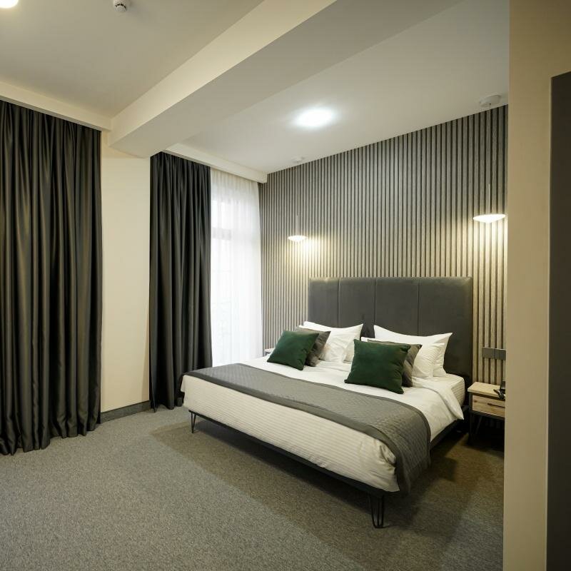 Классический двухместный с одной кроватью и диваном