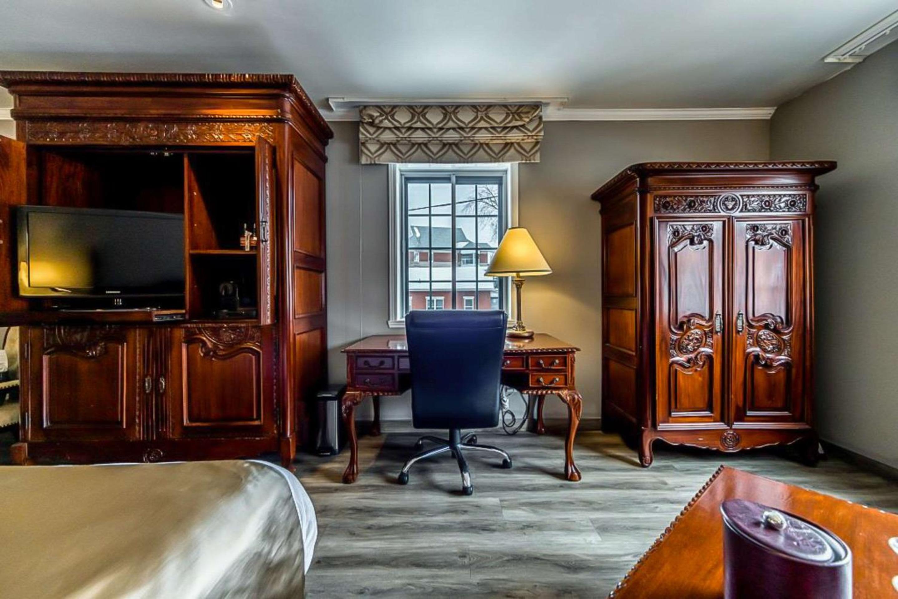 King Suite - Non-Smoking