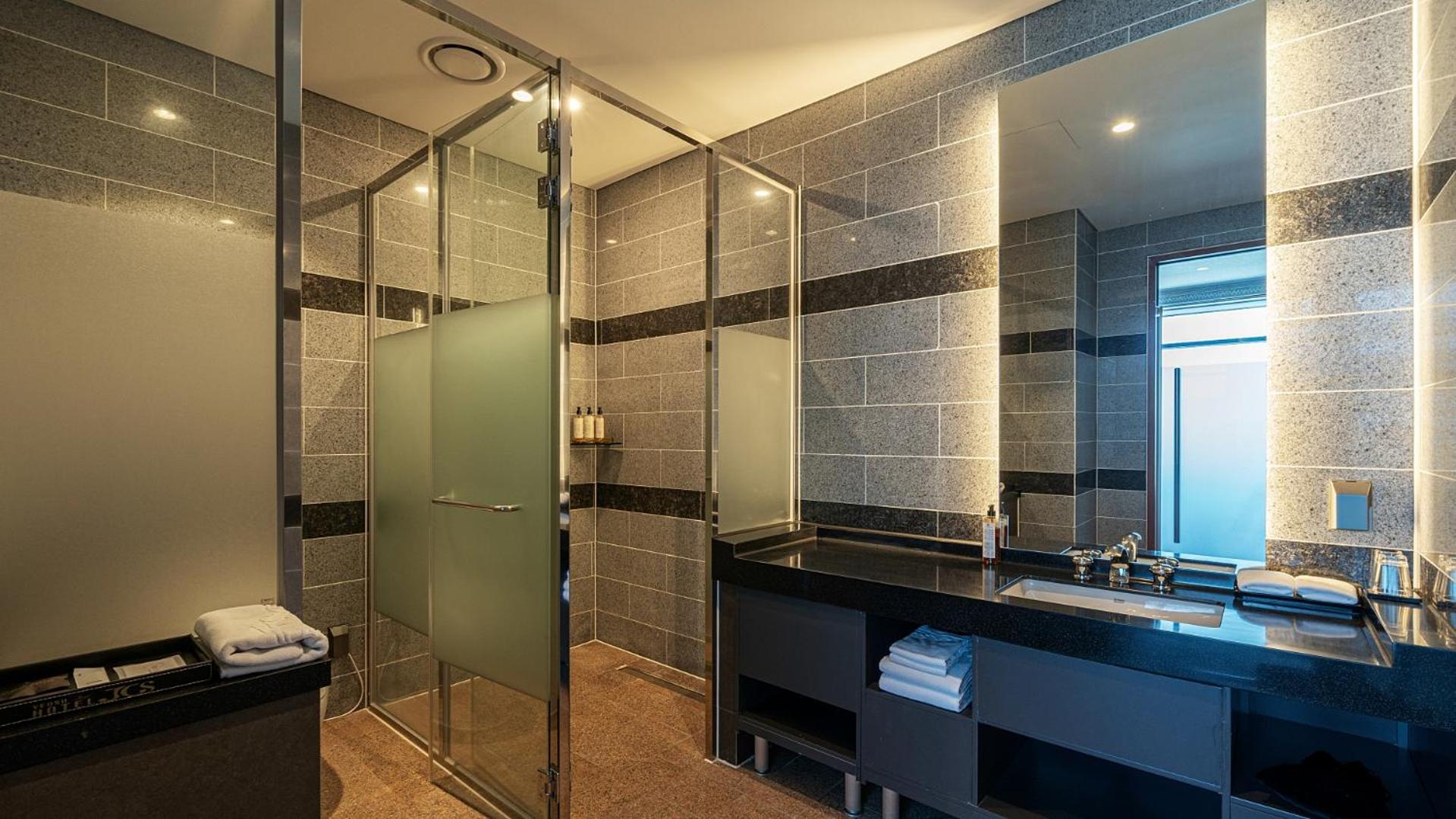 Diamond Suite with Full Ocean View + Breakfast for 4 + Yacht Discount Coupon + Karaoke Discount Coupon (available on Friday and Saturday)