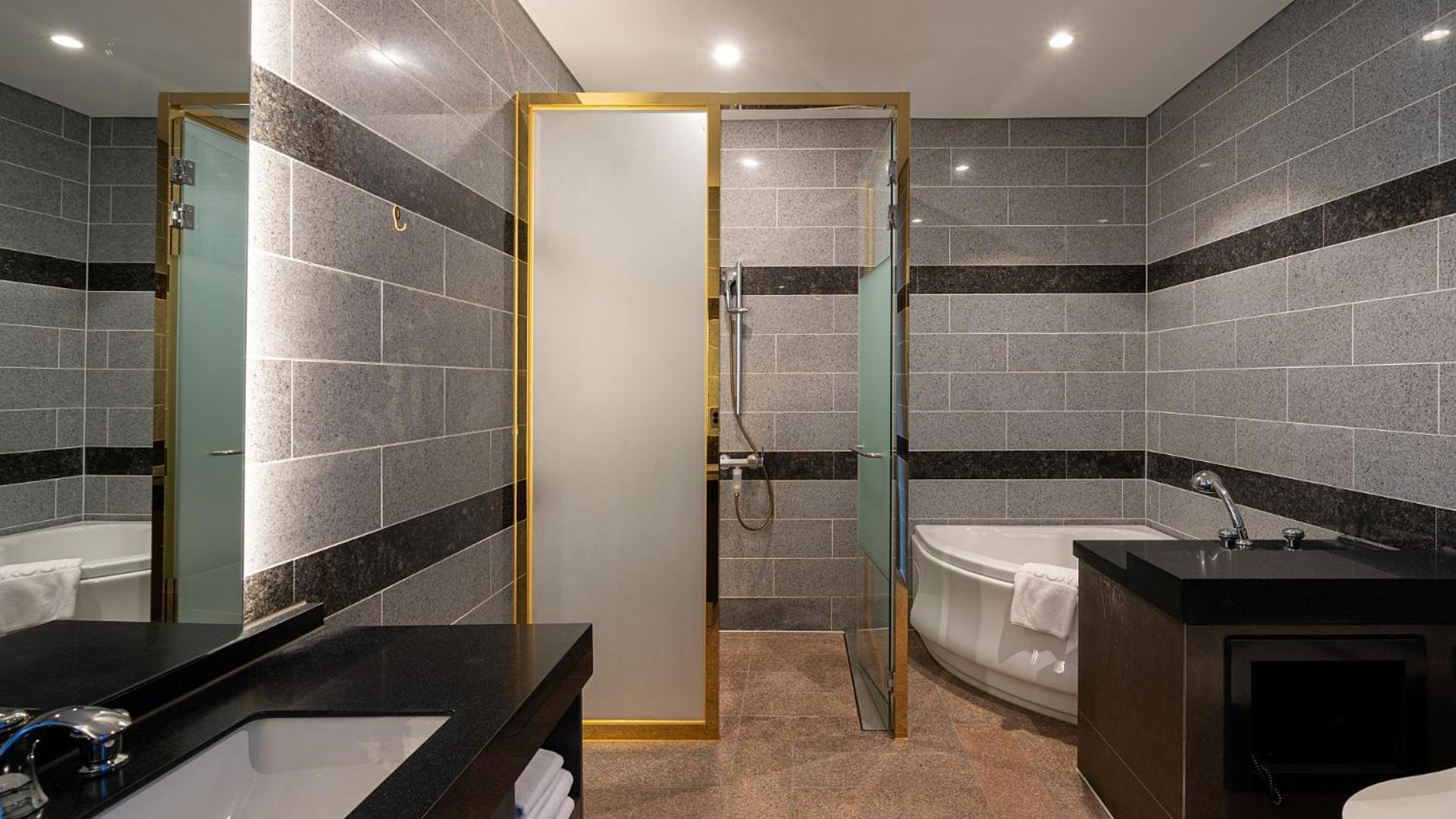 Diamond Suite with Full Ocean View + Breakfast for 4 + Yacht Discount Coupon + Karaoke Discount Coupon (available on Friday and Saturday)