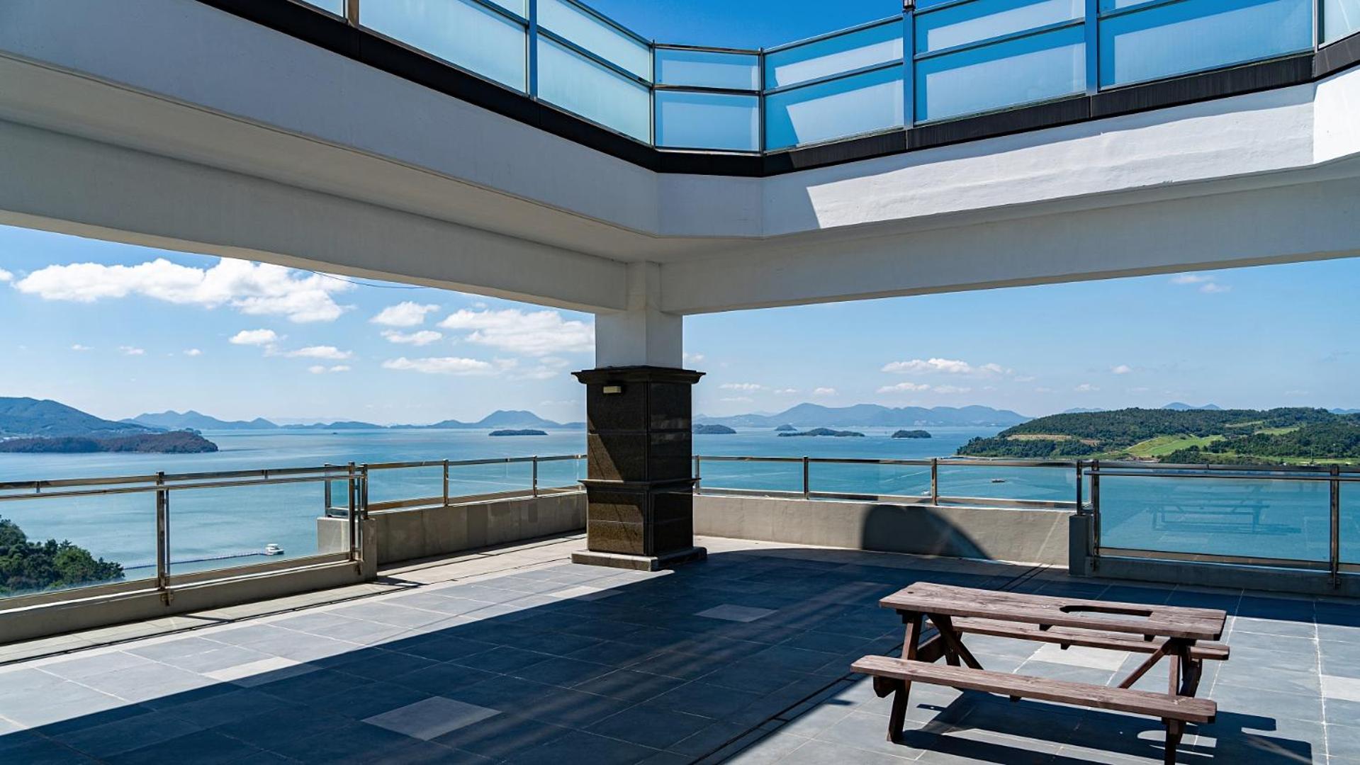 	Multiple Tower Suite + Breakfast for 4 + Yacht Discount Coupon + Karaoke Discount Coupon (available on Friday and Saturday)