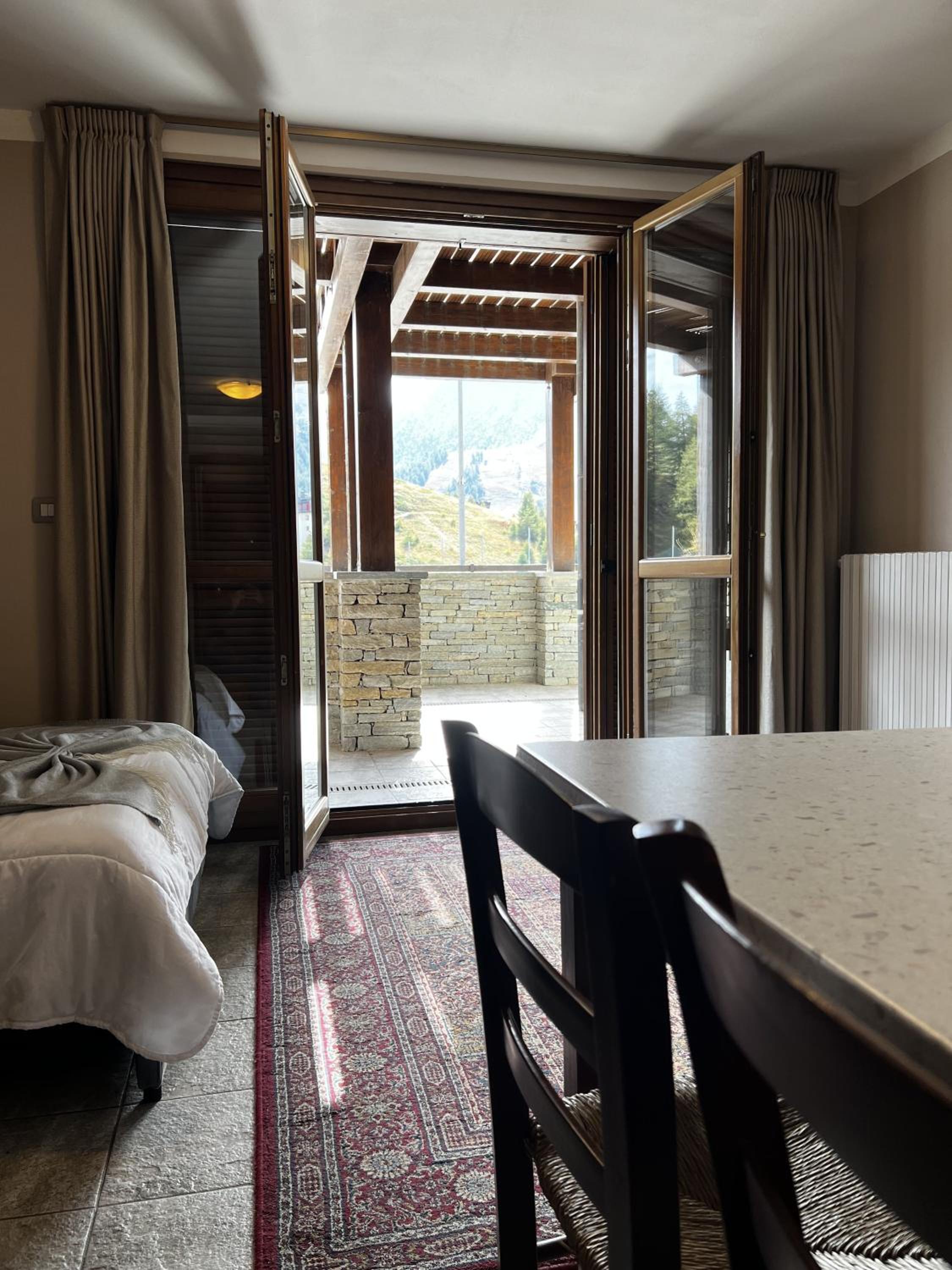 One-Bedroom Apartment with Mountain View