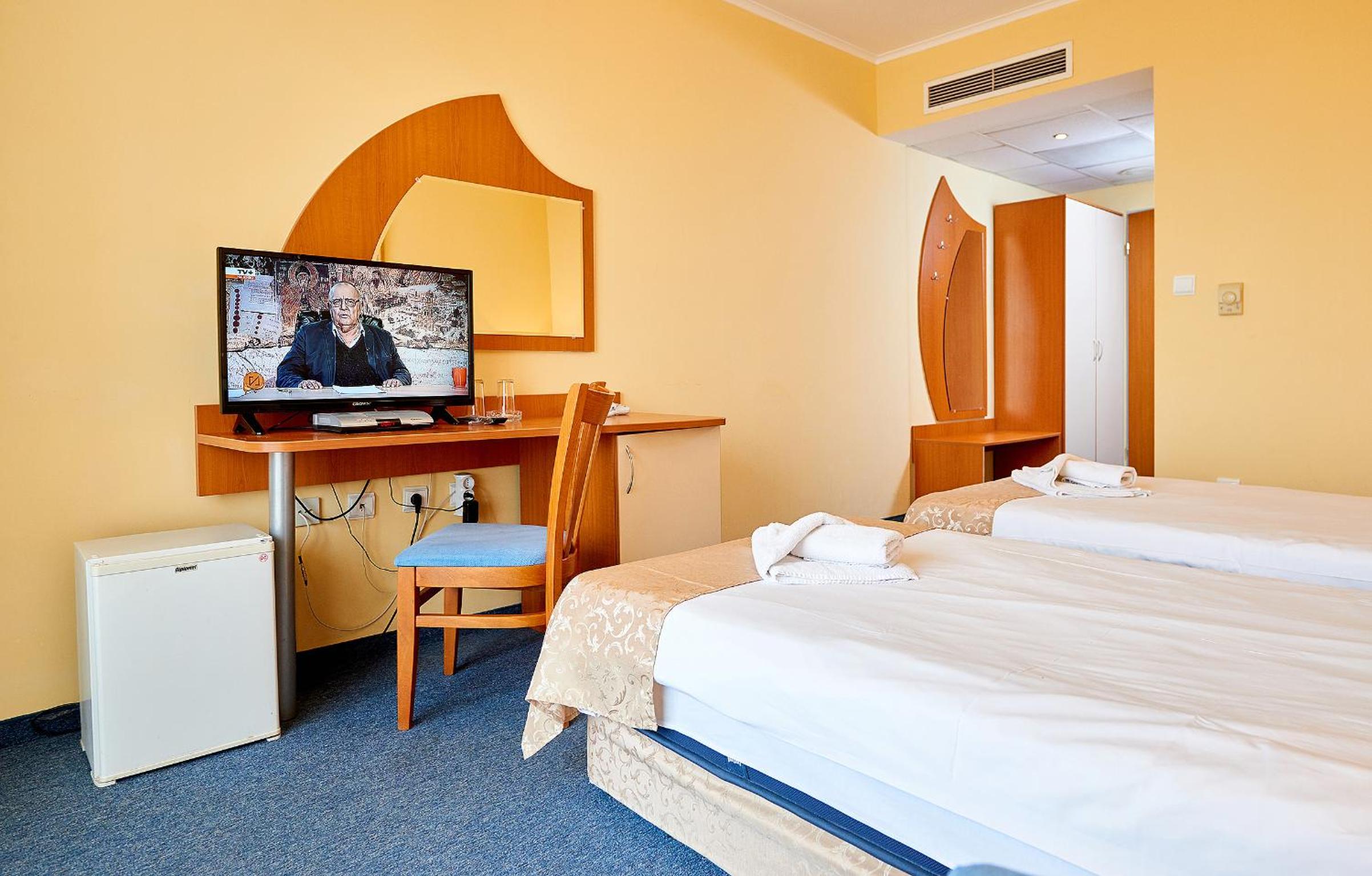 Double Room (2 Adults + 1 Child )