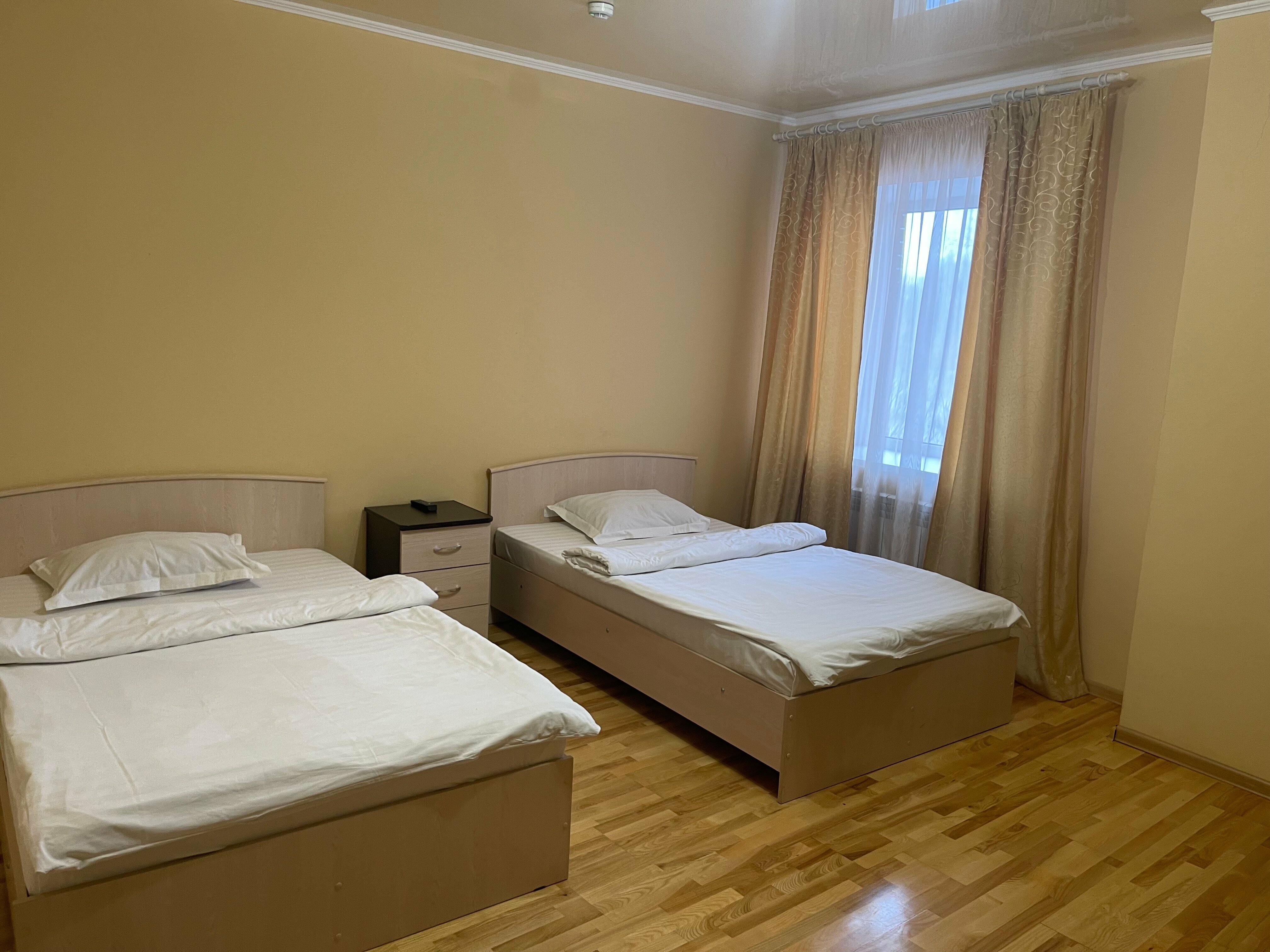 Двухместный номер с 2 отдельными кроватями и общей ванной комнатой