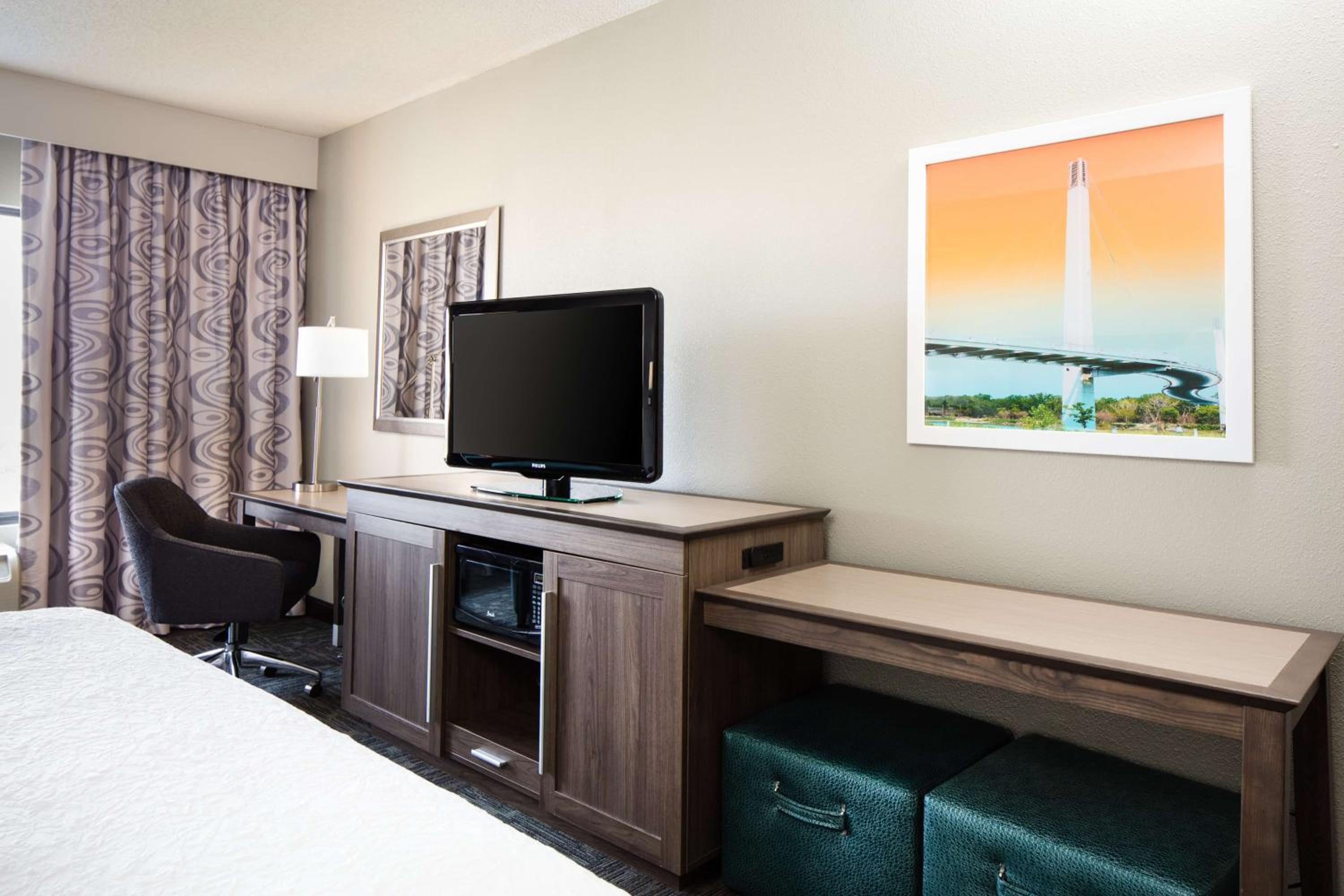 King Room with King Bed - Non-Smoking