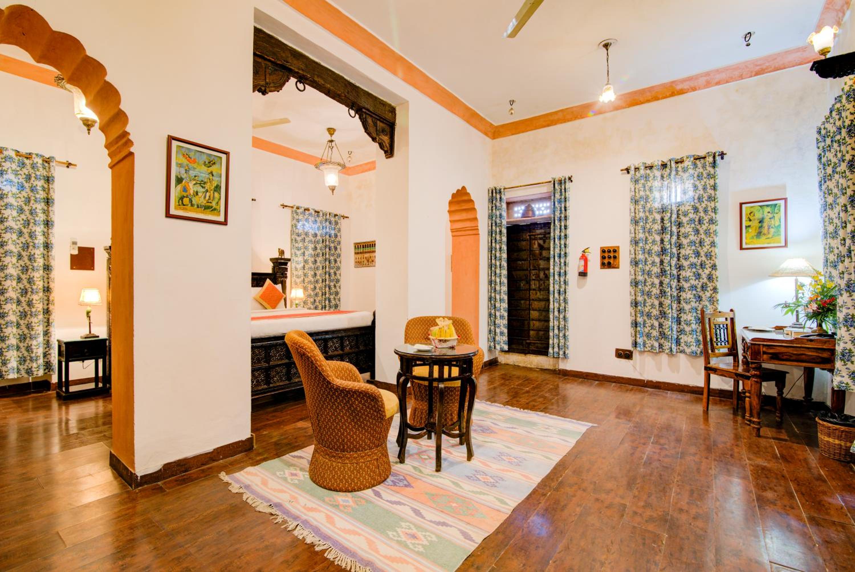 Club Room Living Area ((Enjoy Hi-Tea with Cookie)