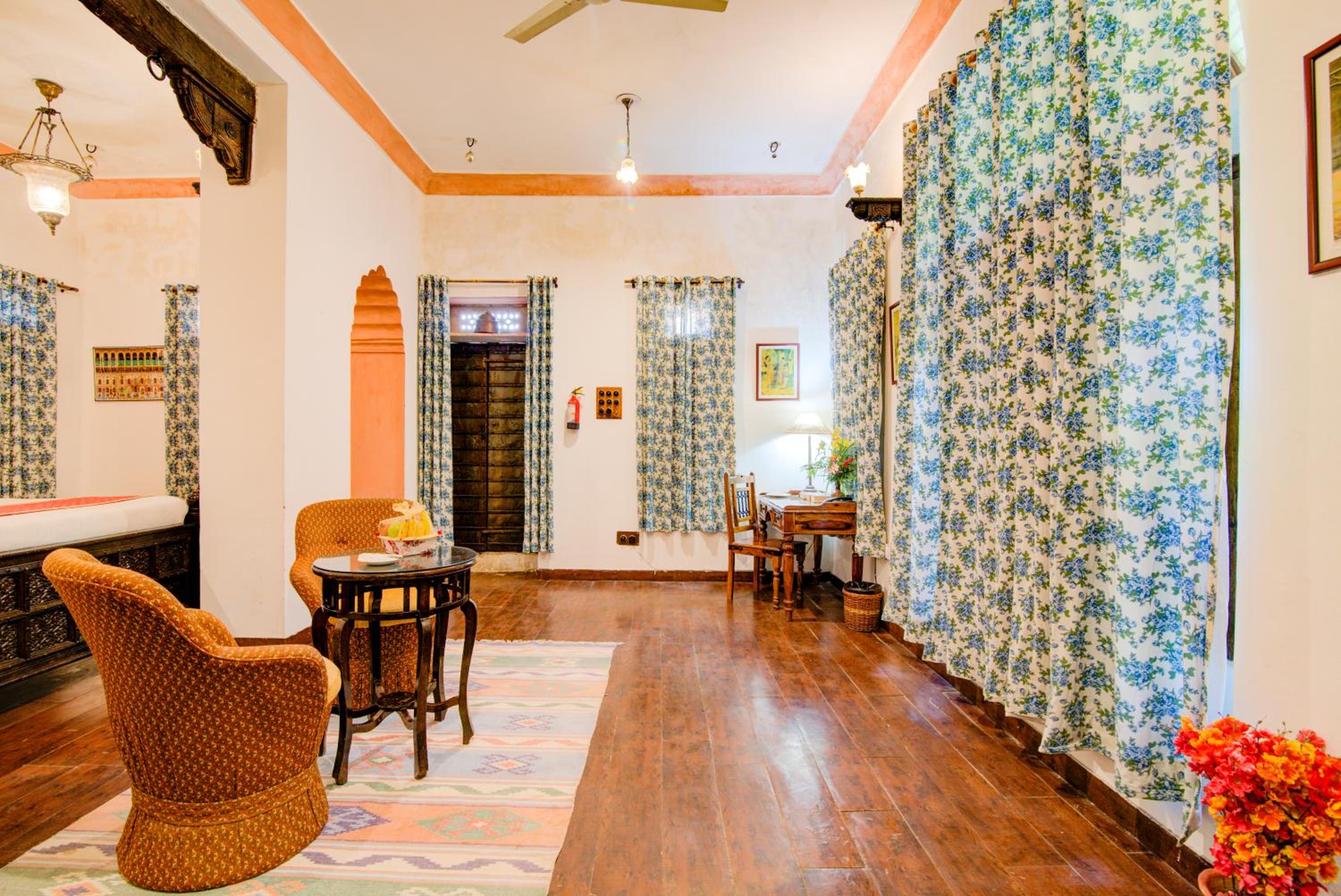 Club Room Living Area ((Enjoy Hi-Tea with Cookie)