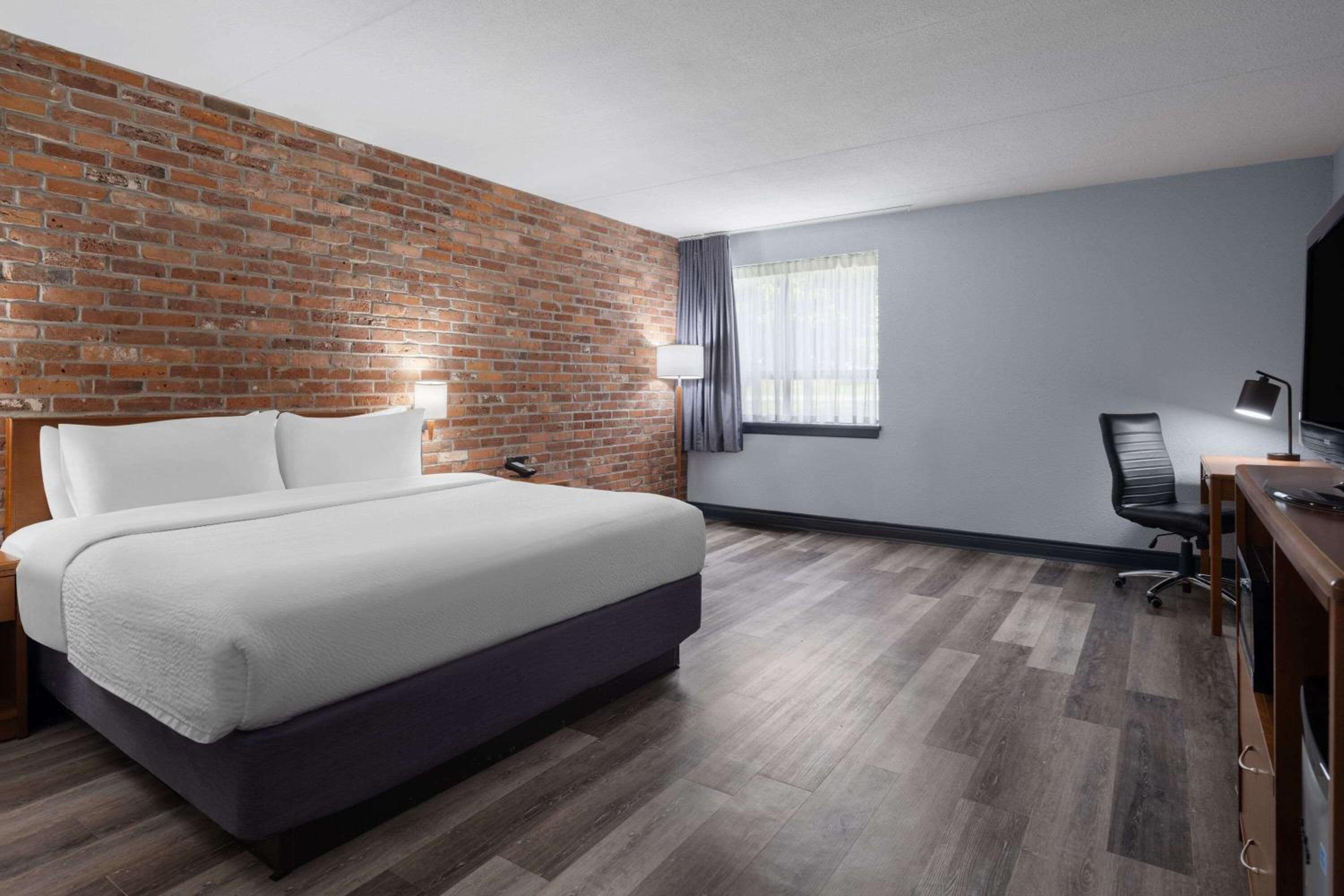 King Room with Roll-in Shower - Mobility Access/Non-Smoking