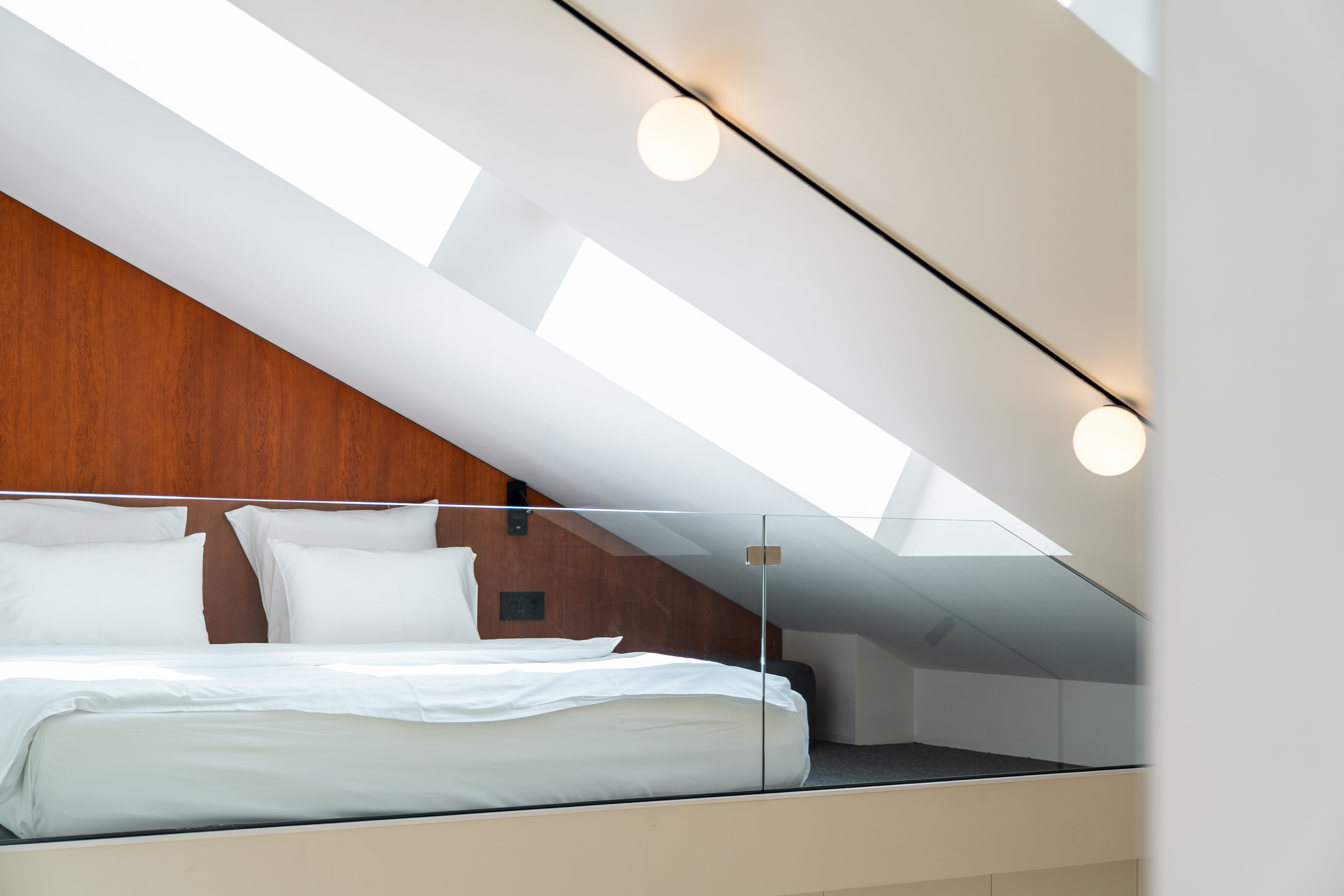 Студия двухуровневая мансардного типа