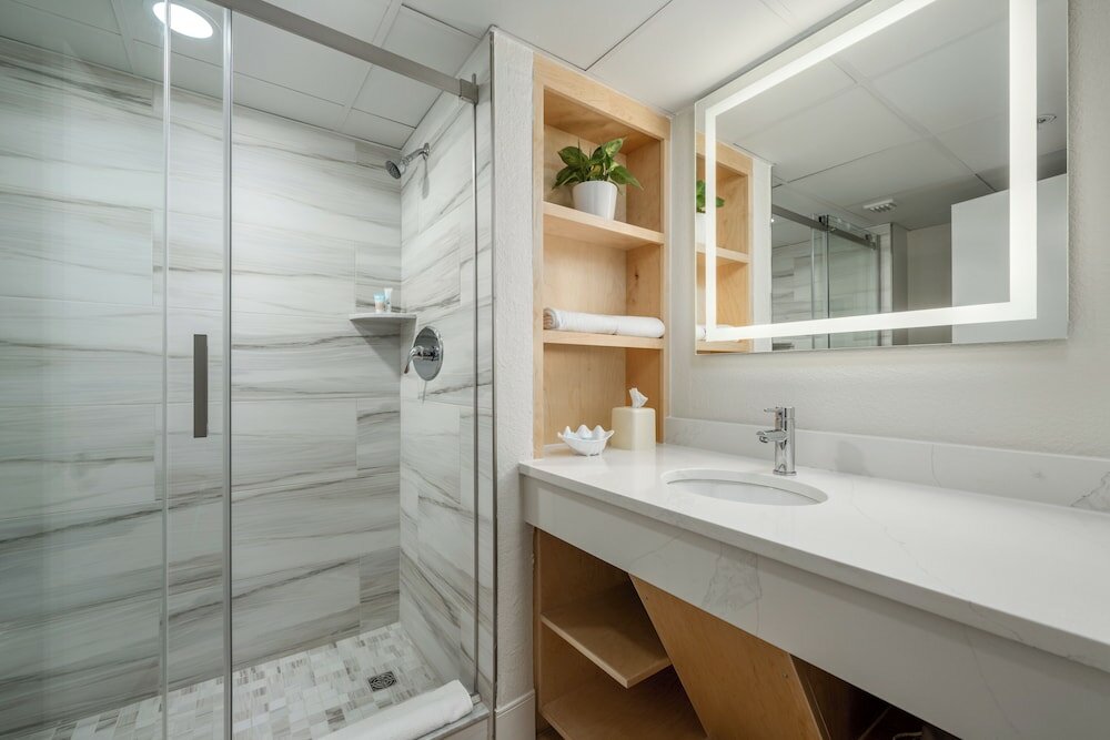 Deluxe Suite, 1 King Bed, Oceanfront (Corner Balcony)