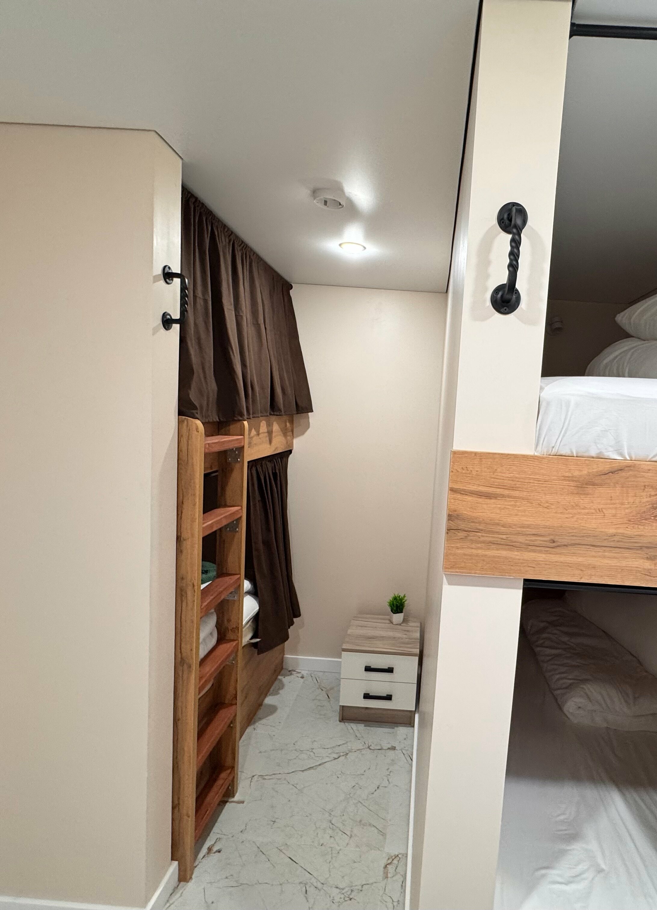 Спальное место на двухъярусной кровати 1400х2000 мм в общем номере для мужчин и женщин.