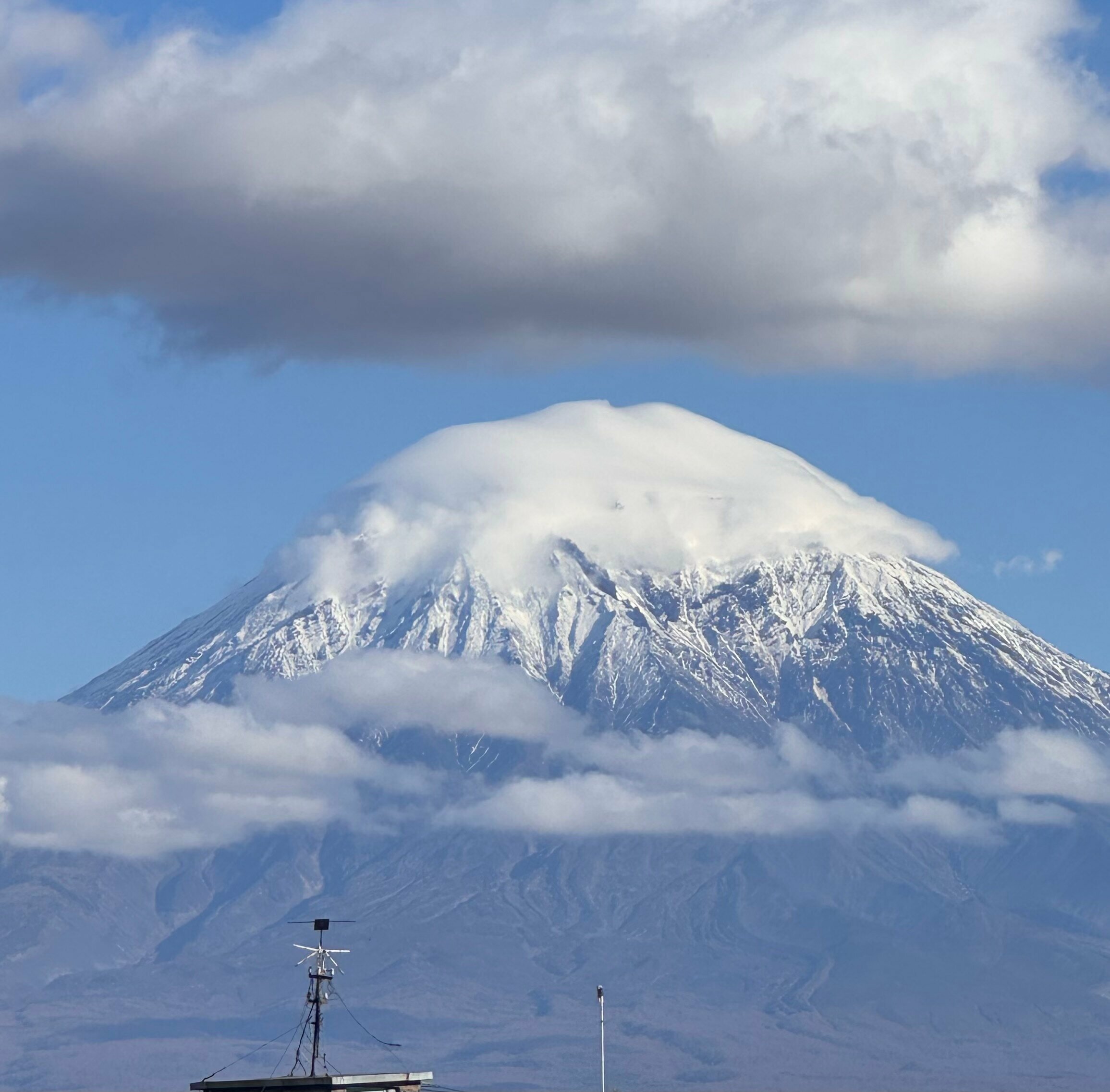 Спальное место на двухъярусной кровати 1400х2000 мм в общем номере для мужчин и женщин.