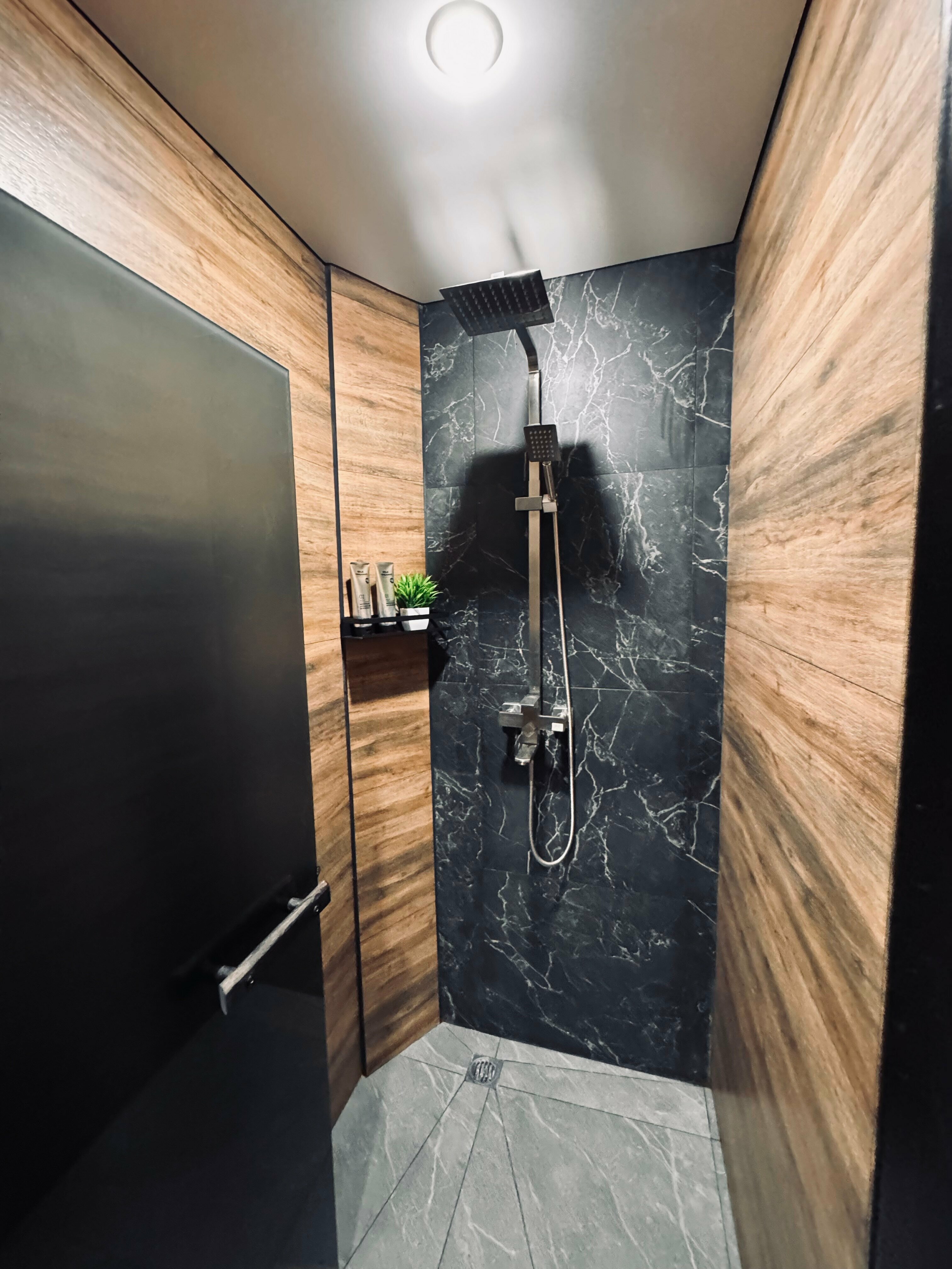 Спальное место на двухъярусной кровати 1400х2000 мм в общем номере для мужчин и женщин.