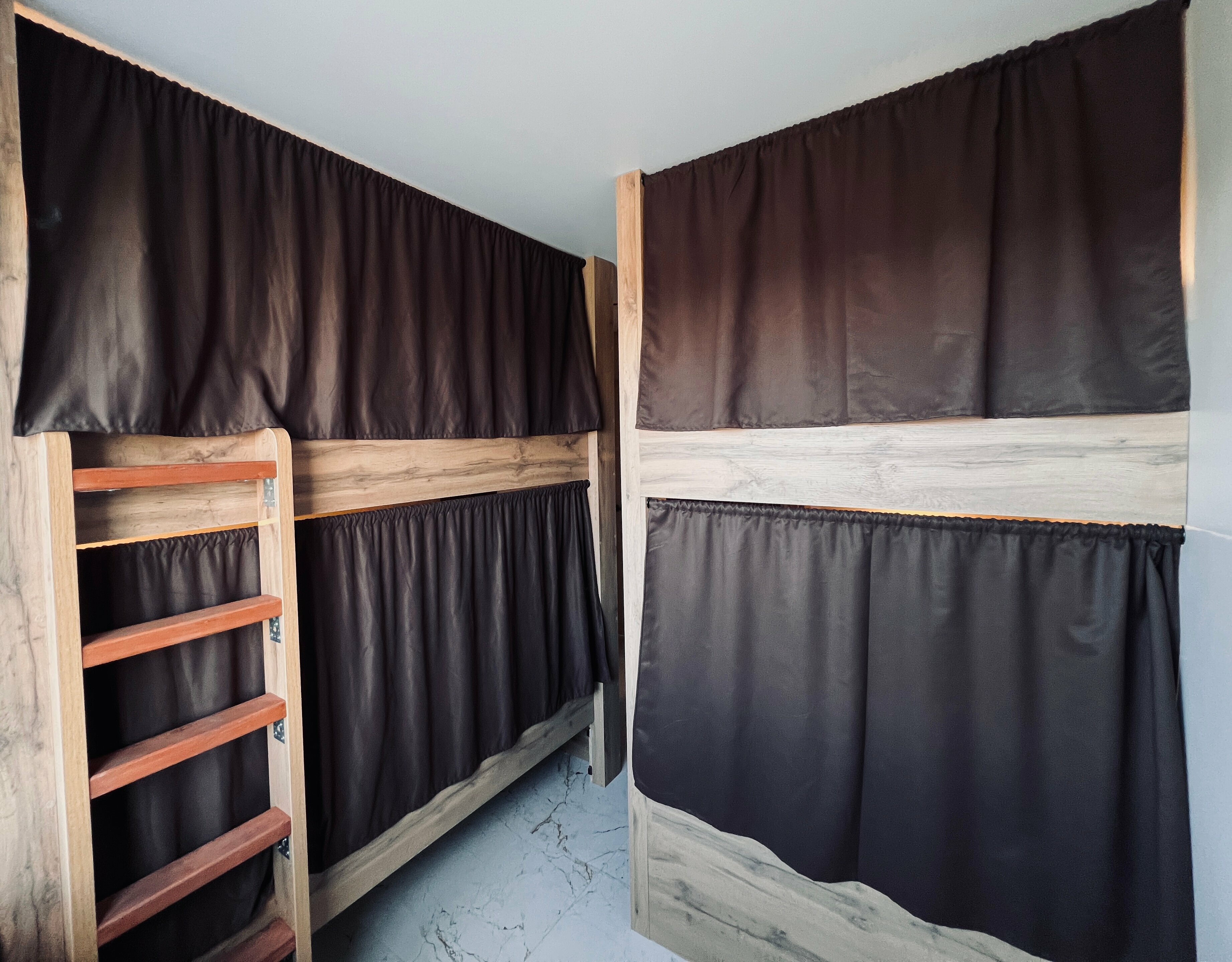 Спальное место на двухъярусной кровати 900х2000 в общем номере для мужчин и женщин.