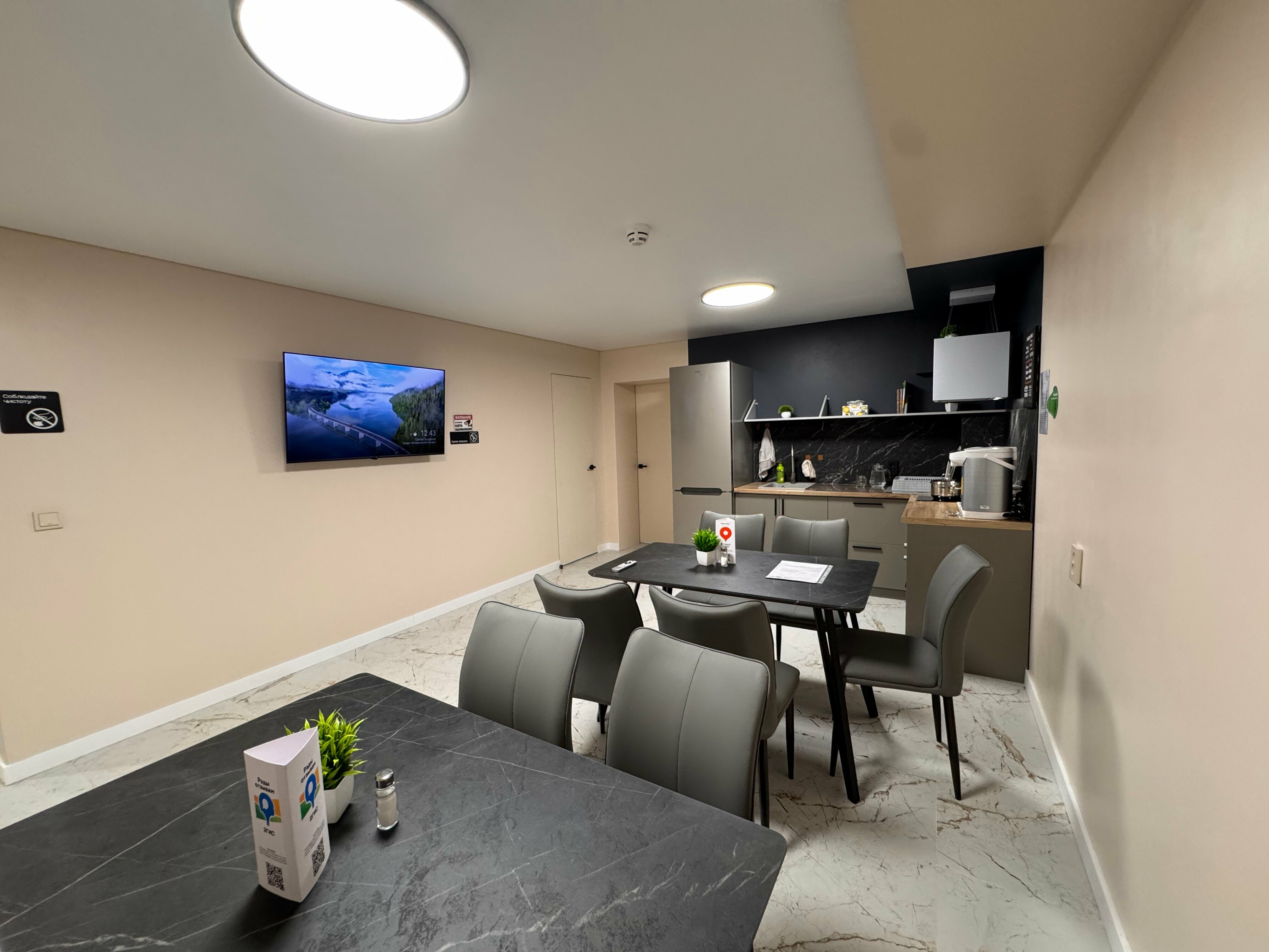 Спальное место на двухъярусной кровати 1400х2000 мм в общем номере для мужчин и женщин.