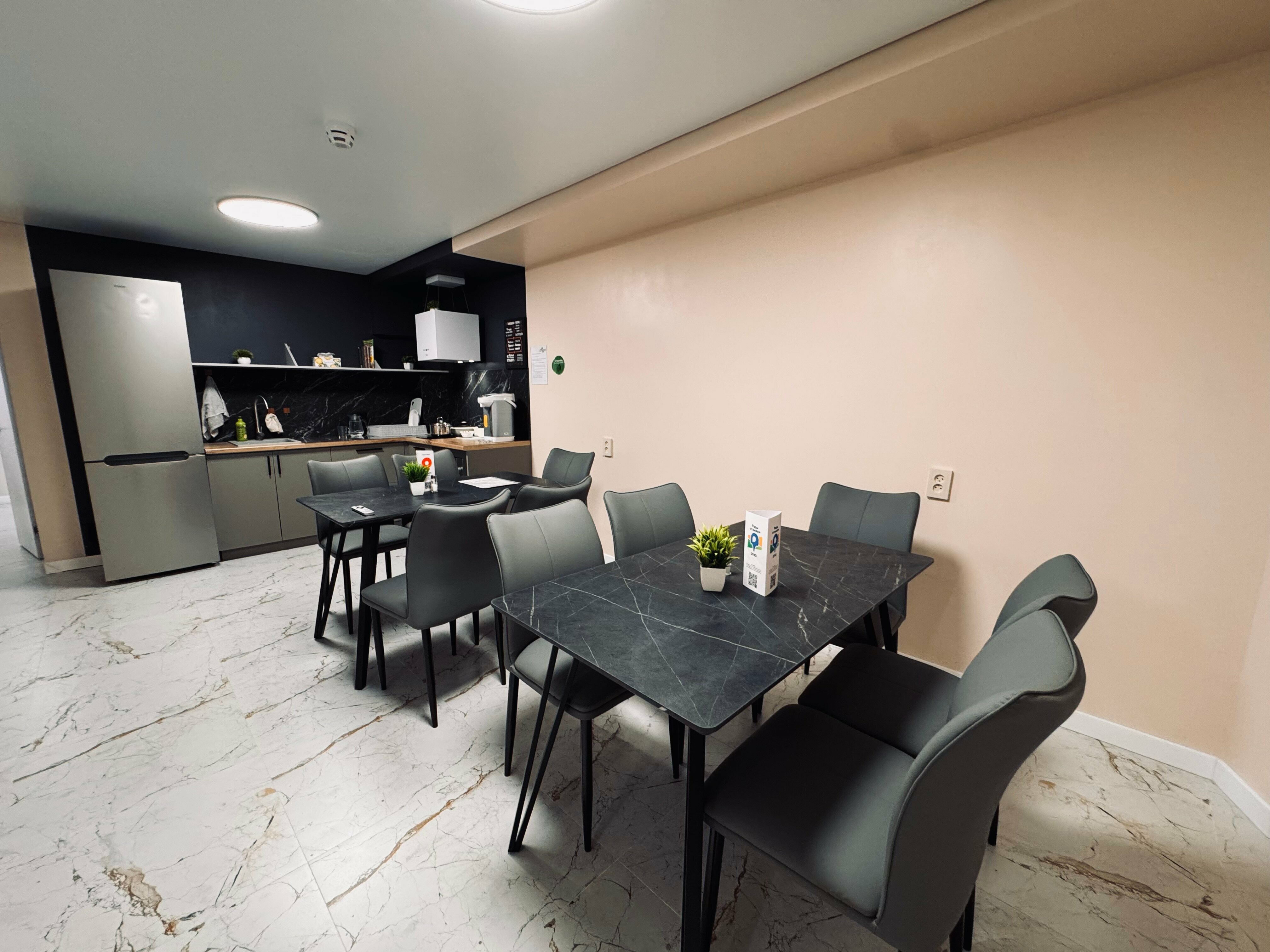 Спальное место на двухъярусной кровати 1400х2000 мм в индивидуальном номере.